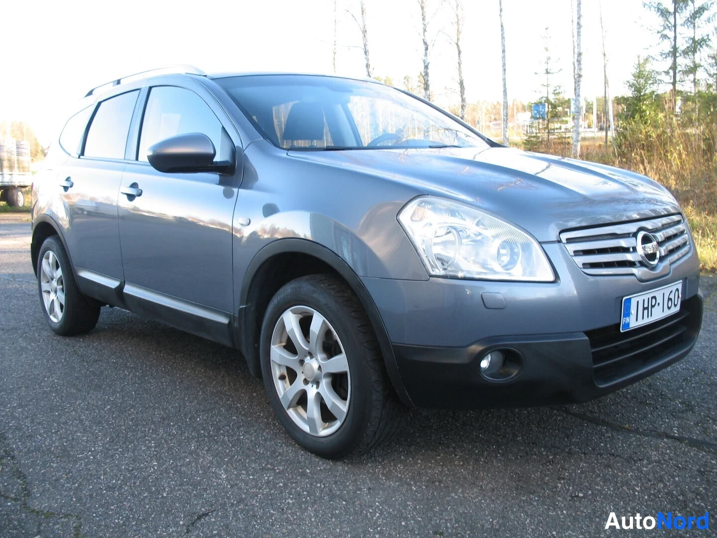 Turkoosi Nissan Qashqai+2 2009, etuviisto, keula oikealle, kuva 2