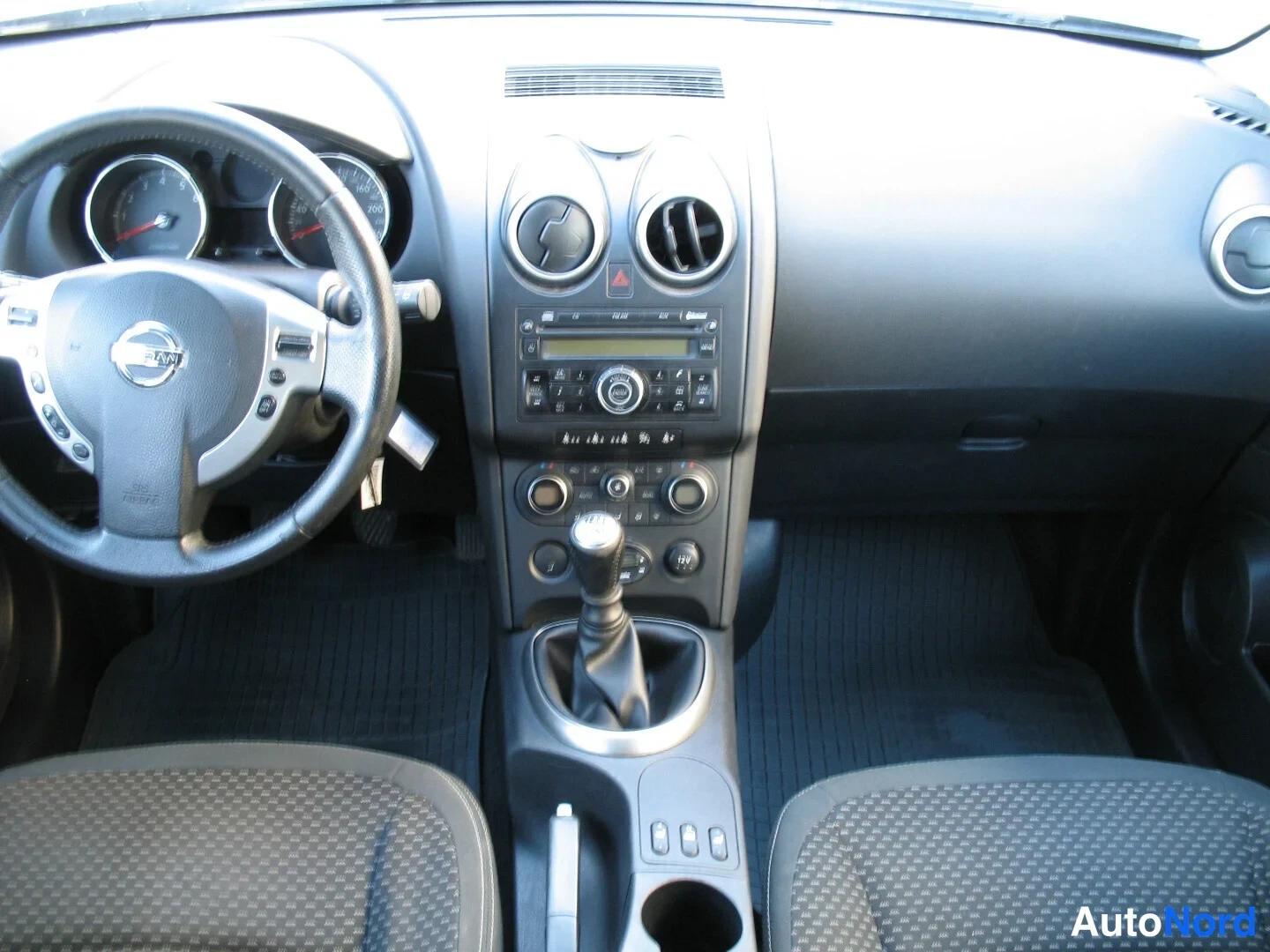 Turkoosi Nissan Qashqai+2 2009, ohjaamo, kuva 17