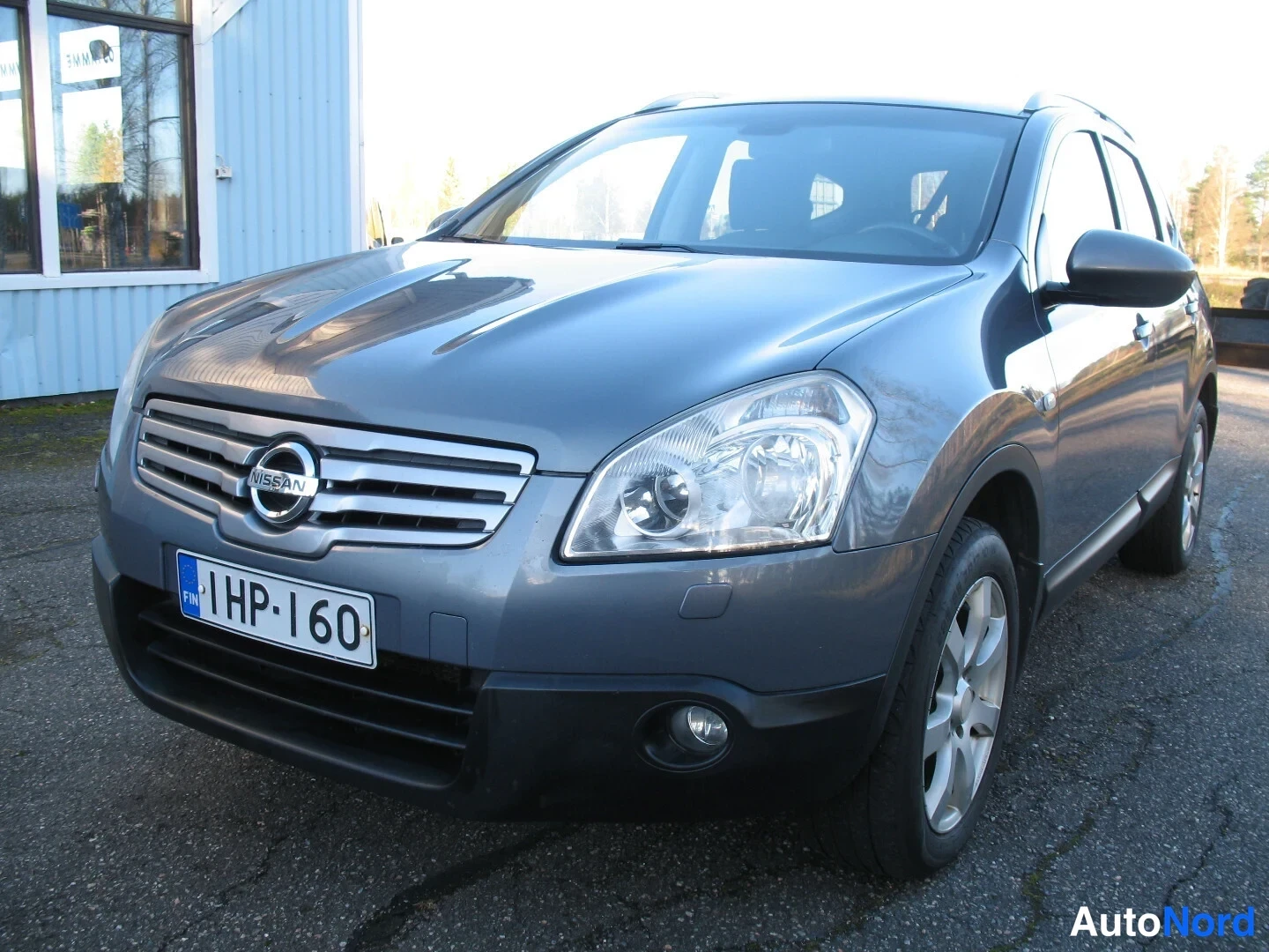 Turkoosi Nissan Qashqai+2 2009, etuviisto, keula vasemmalle, kuva 3