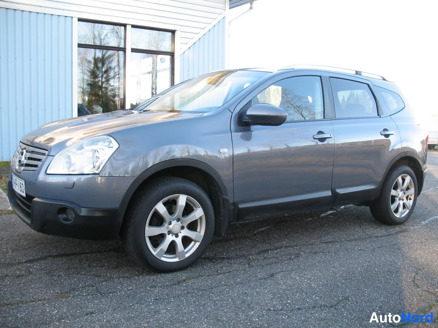 Turkoosi Nissan Qashqai+2 2009, etuviisto, keula vasemmalle, kuva 4