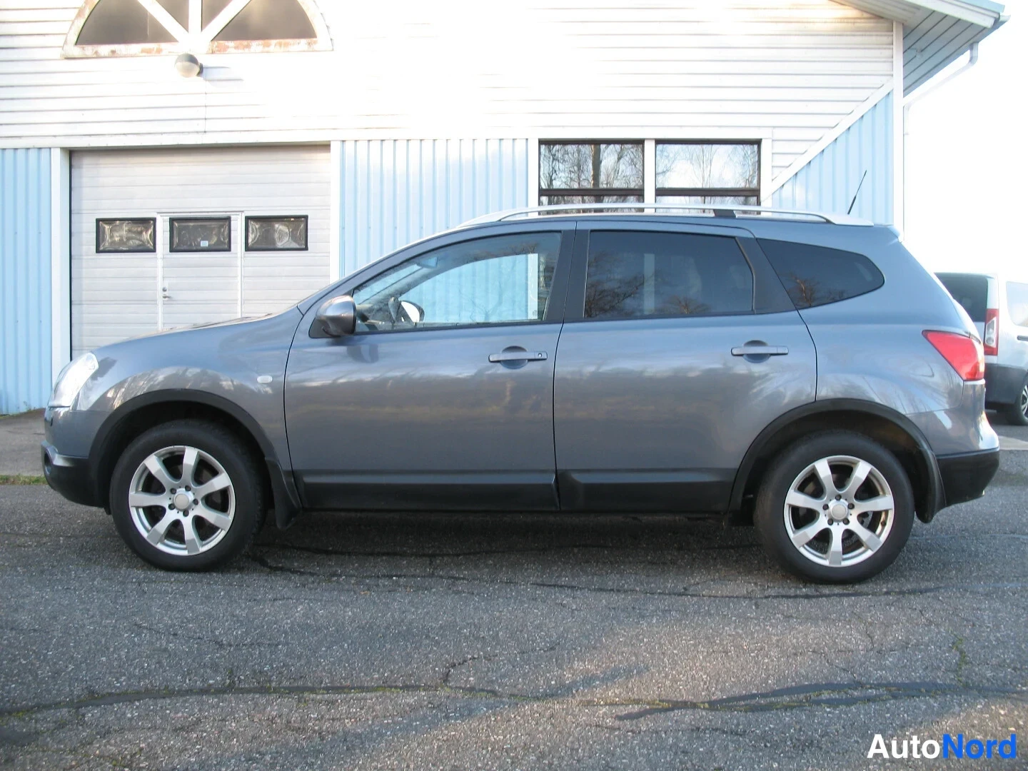Turkoosi Nissan Qashqai+2 2009, sivulta, kuva 10