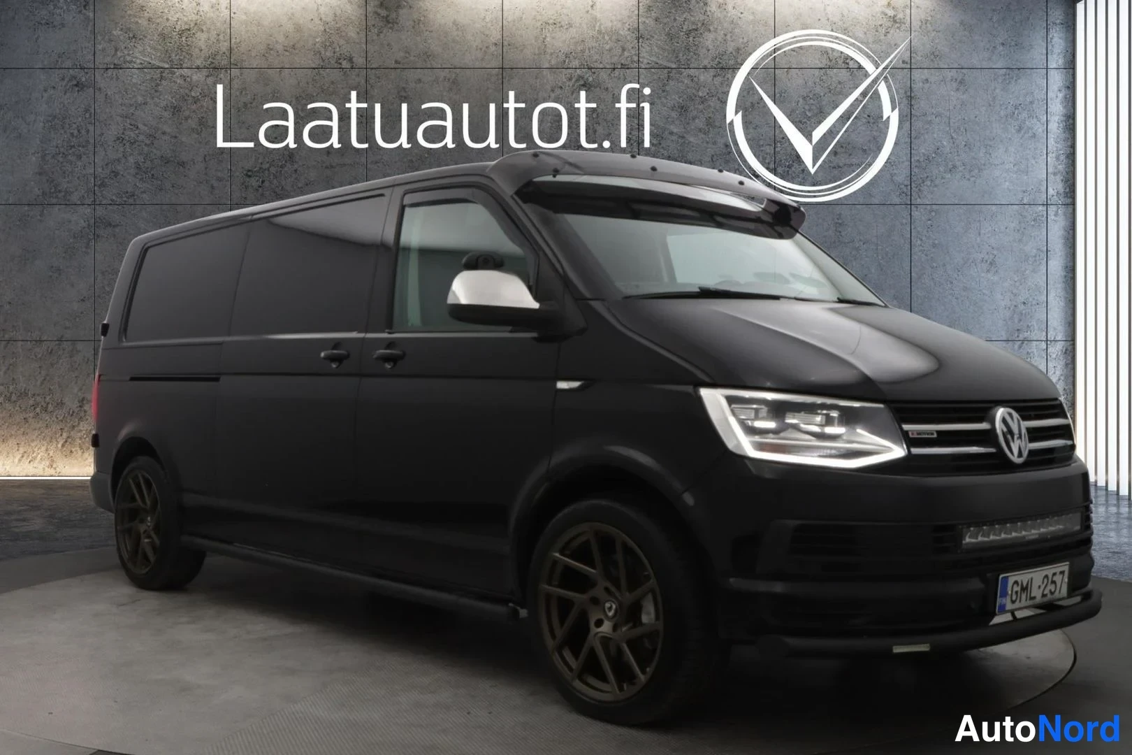 Musta Volkswagen Transporter 2017, etuviisto, keula oikealle, kuva 3