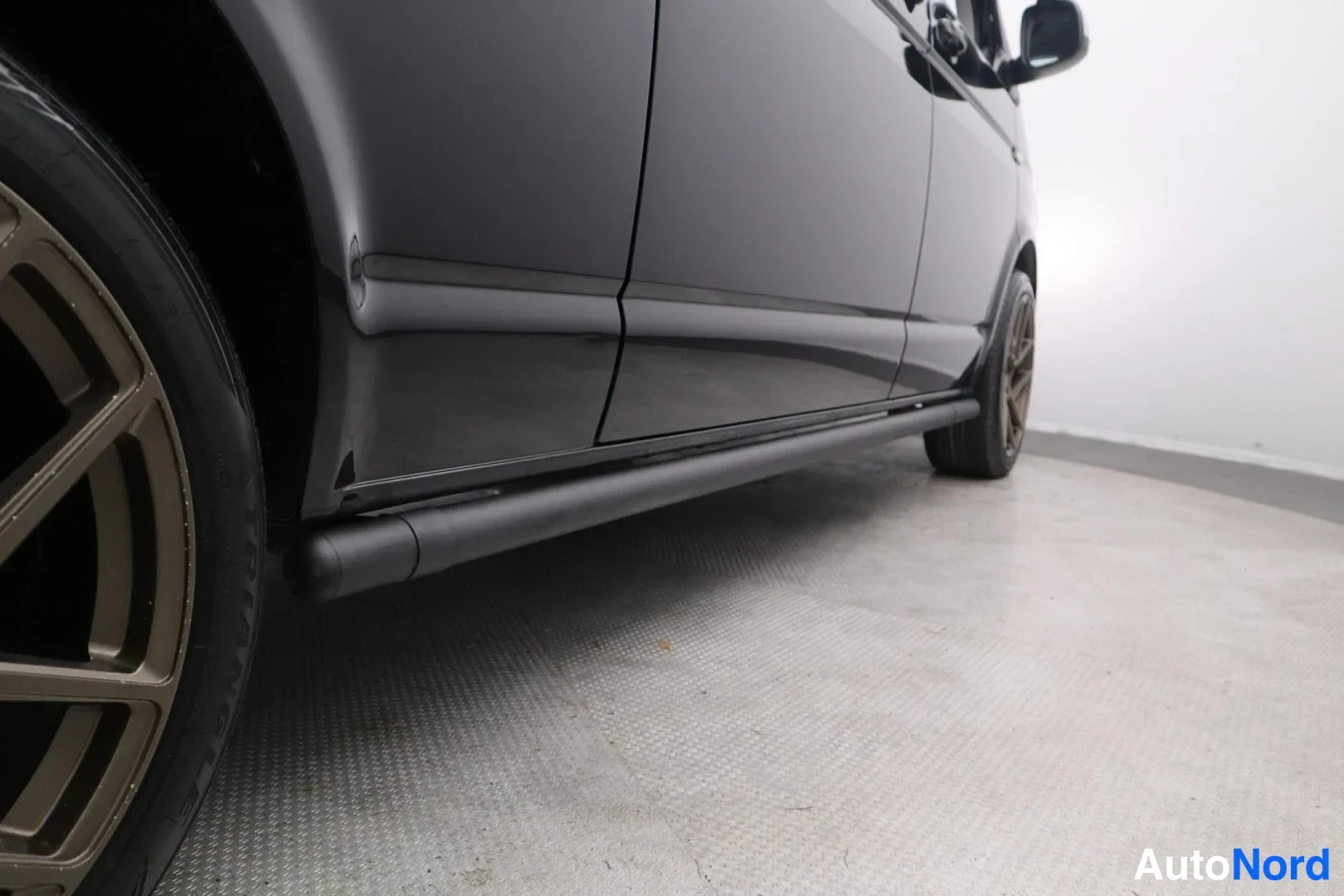 Musta Volkswagen Transporter 2017, sivulta, kuva 5