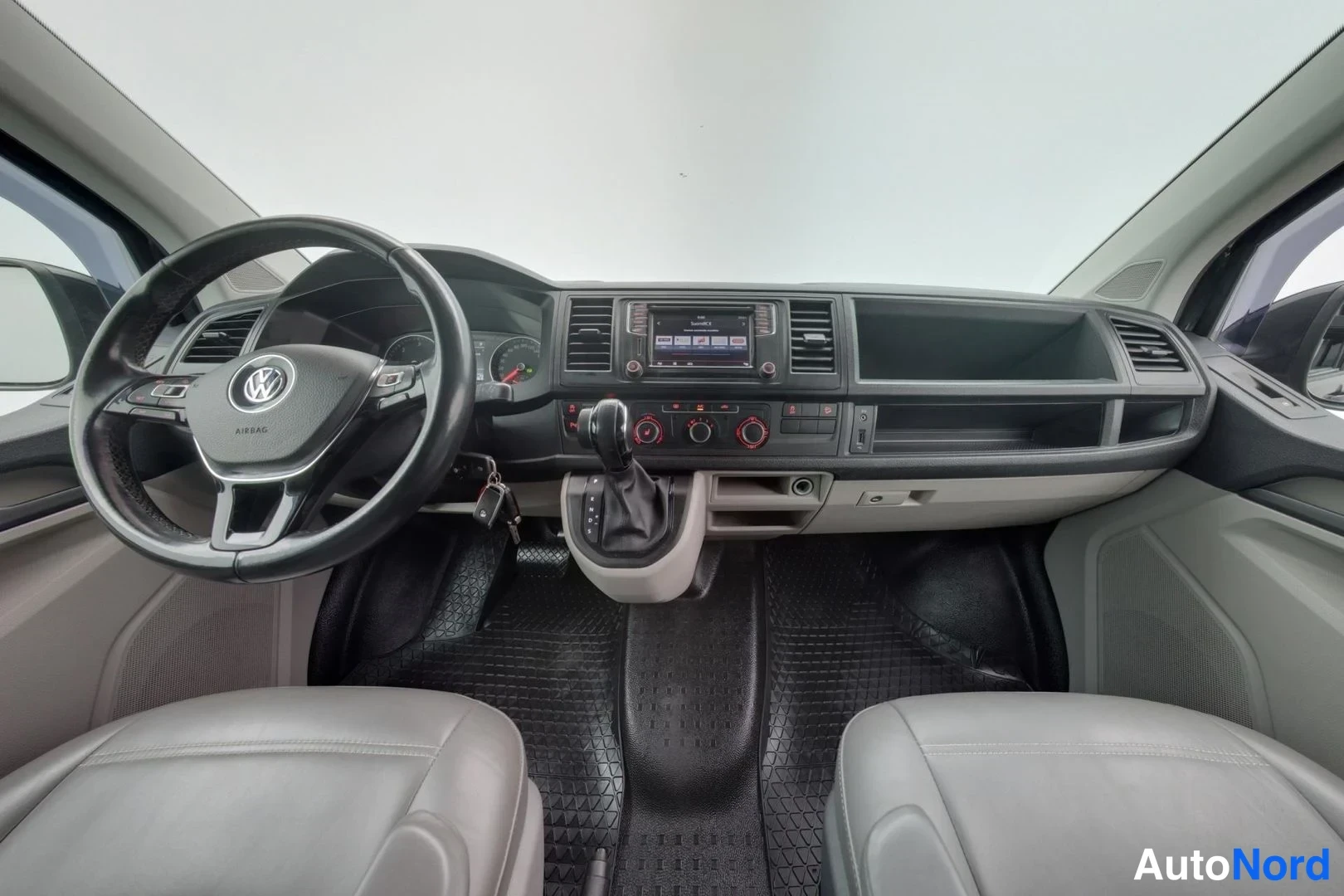 Musta Volkswagen Transporter 2017, ohjaamo, kuva 9
