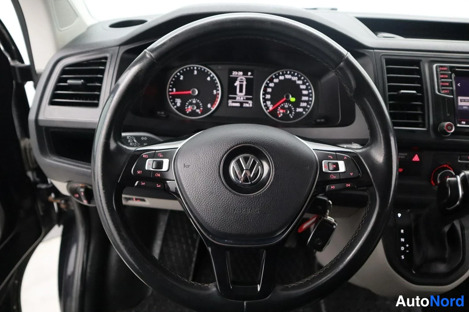 Musta Volkswagen Transporter 2017, yksityiskohta, kuva 23