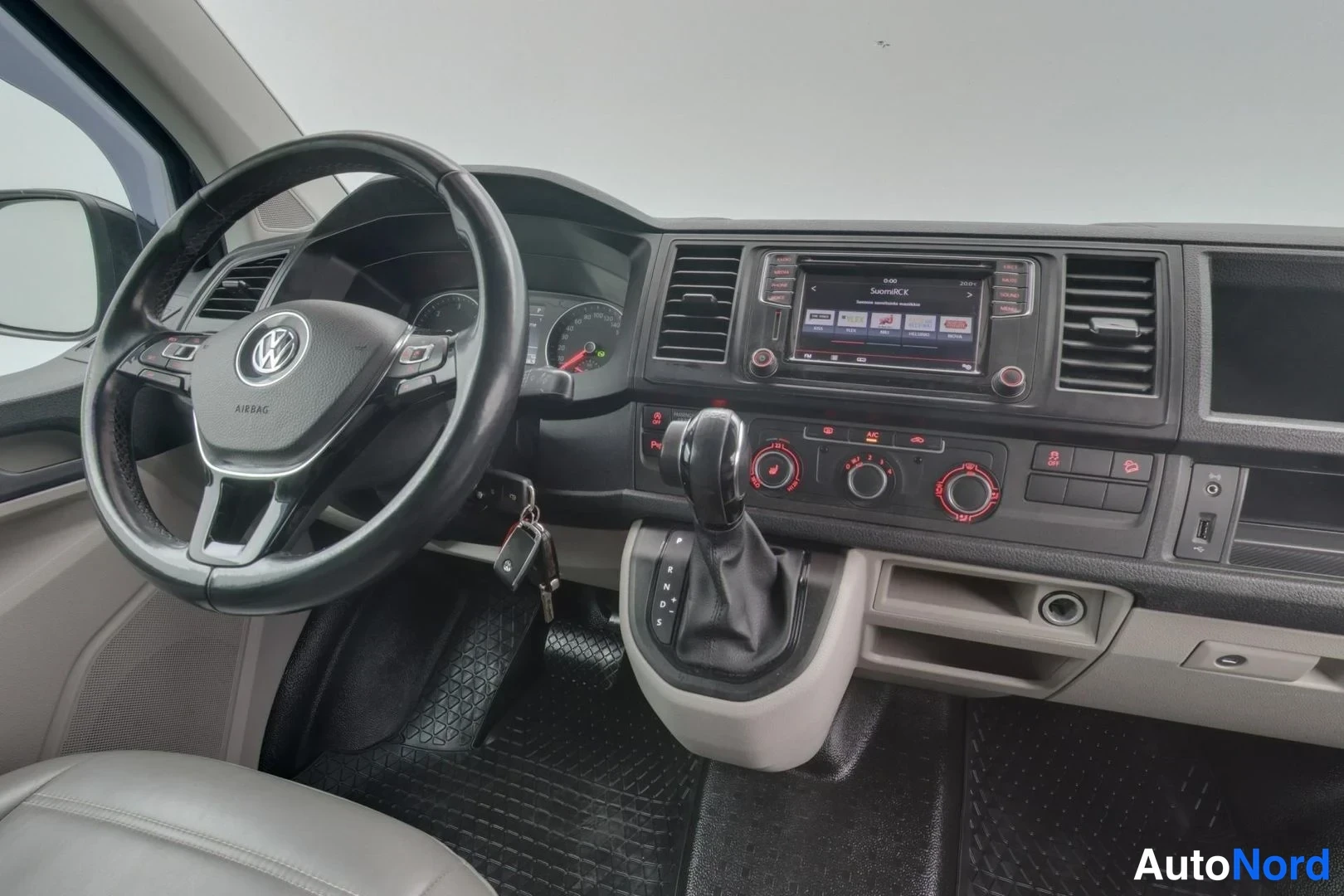 Musta Volkswagen Transporter 2017, ohjaamo, kuva 10