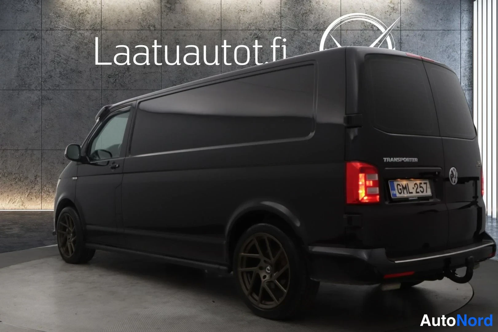 Musta Volkswagen Transporter 2017, takaviisto, kuva 6