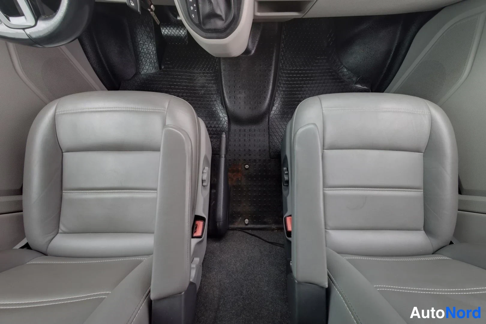 Musta Volkswagen Transporter 2017, etuistuimet, kuva 13