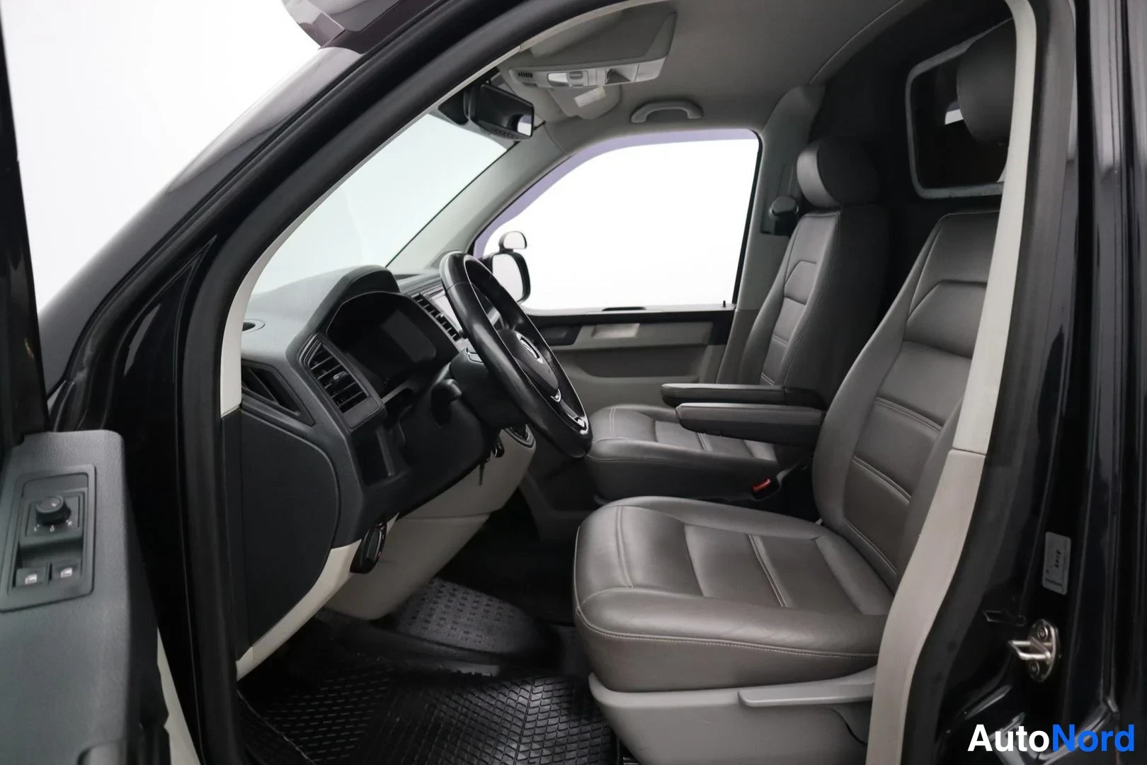 Musta Volkswagen Transporter 2017, ohjaamo, kuva 11
