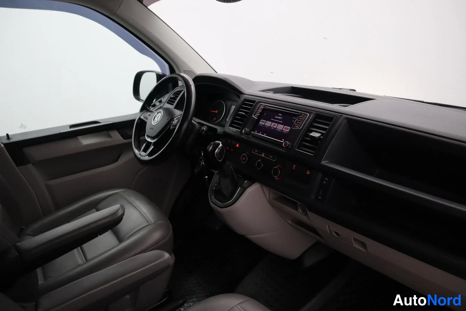 Musta Volkswagen Transporter 2017, ohjaamo, kuva 12