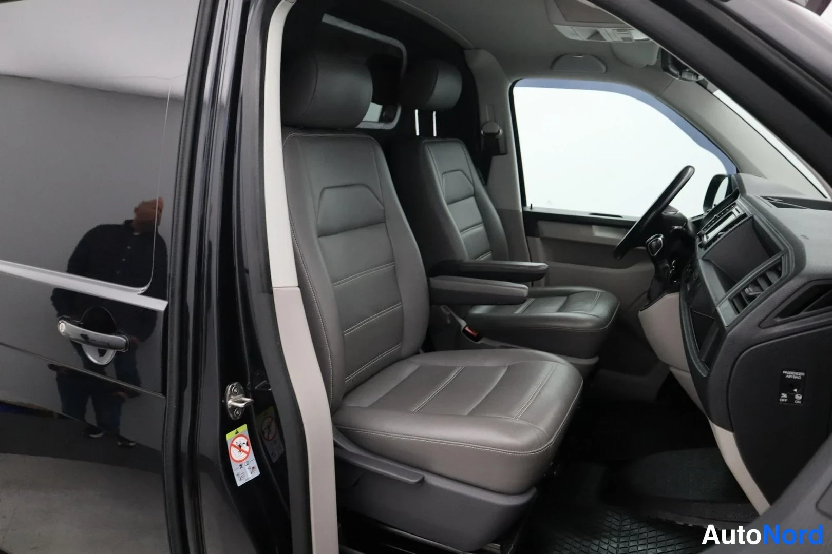 Musta Volkswagen Transporter 2017, etuistuimet, kuva 14