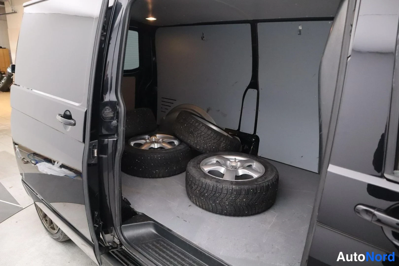 Musta Volkswagen Transporter 2017, tavaratila, kuva 16