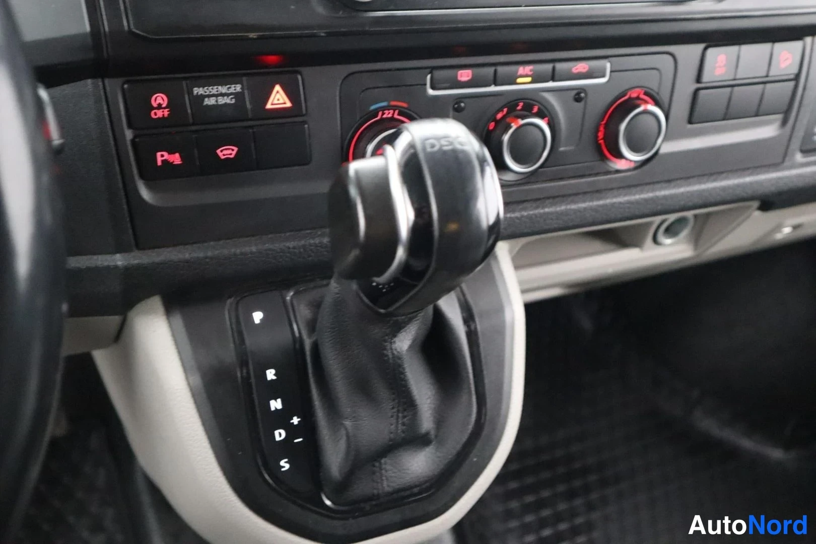 Musta Volkswagen Transporter 2017, yksityiskohta, kuva 25
