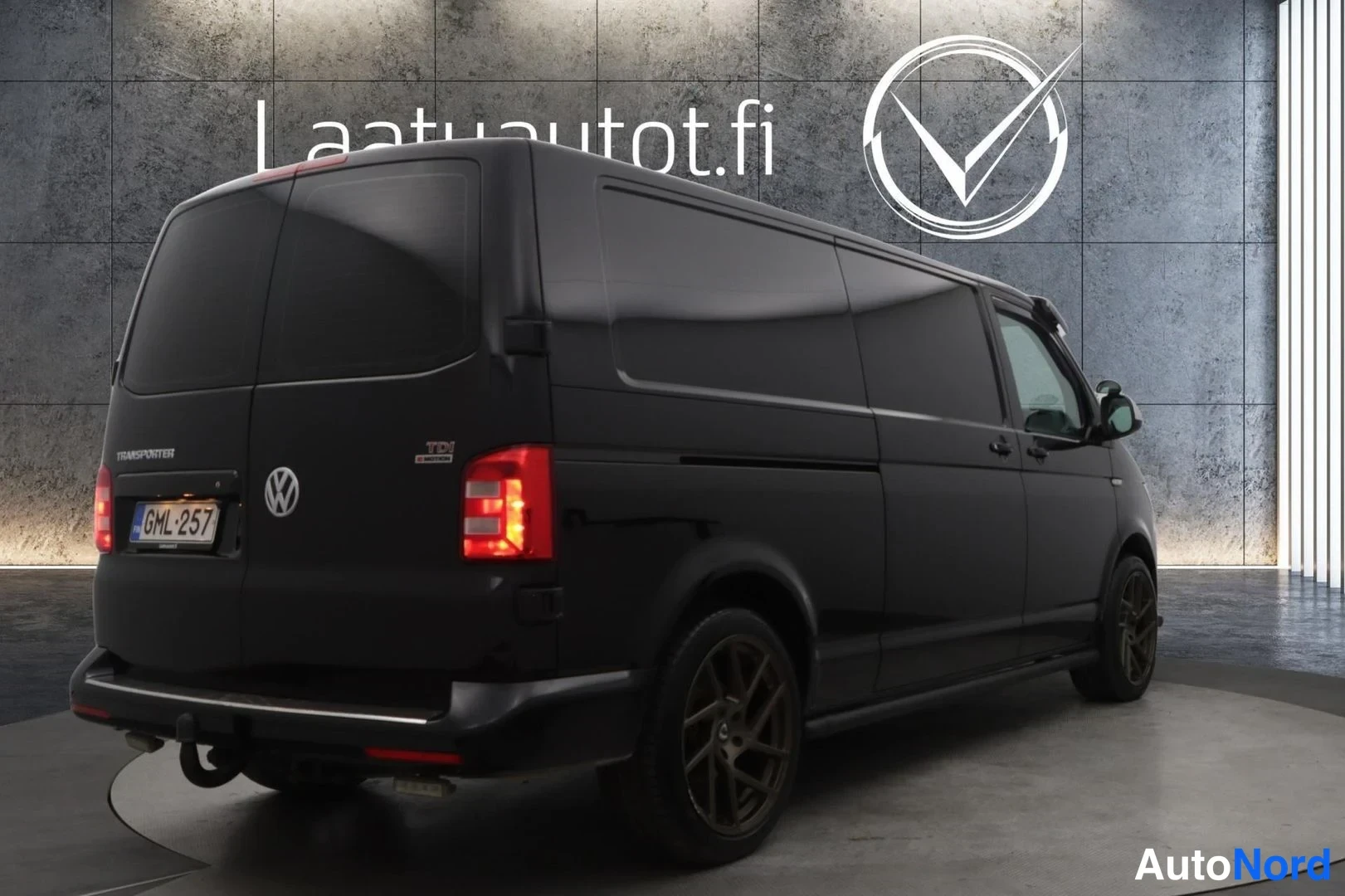 Musta Volkswagen Transporter 2017, takaviisto, kuva 7