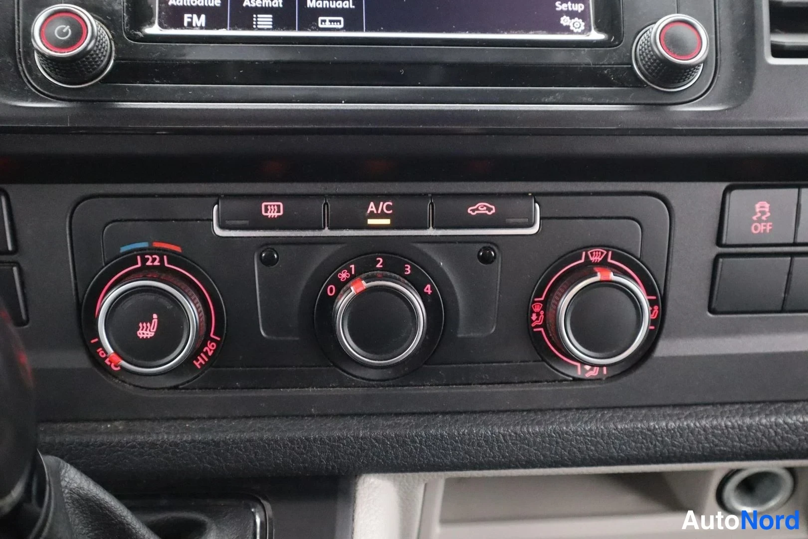 Musta Volkswagen Transporter 2017, yksityiskohta, kuva 33