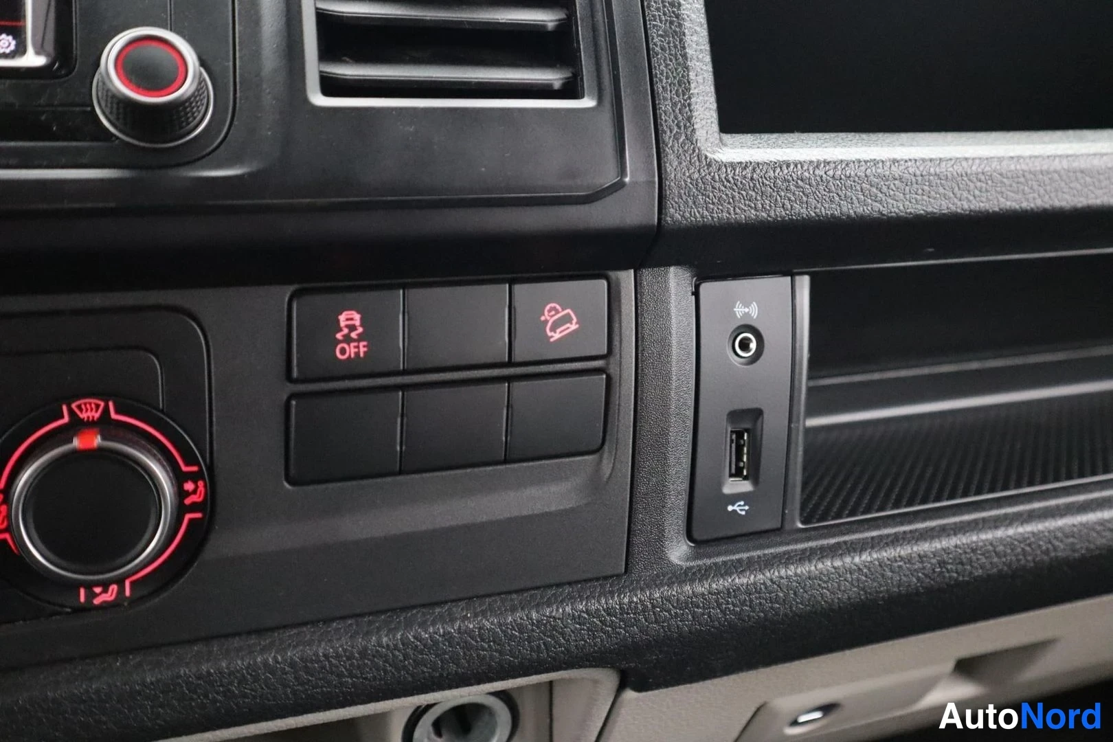 Musta Volkswagen Transporter 2017, yksityiskohta, kuva 34