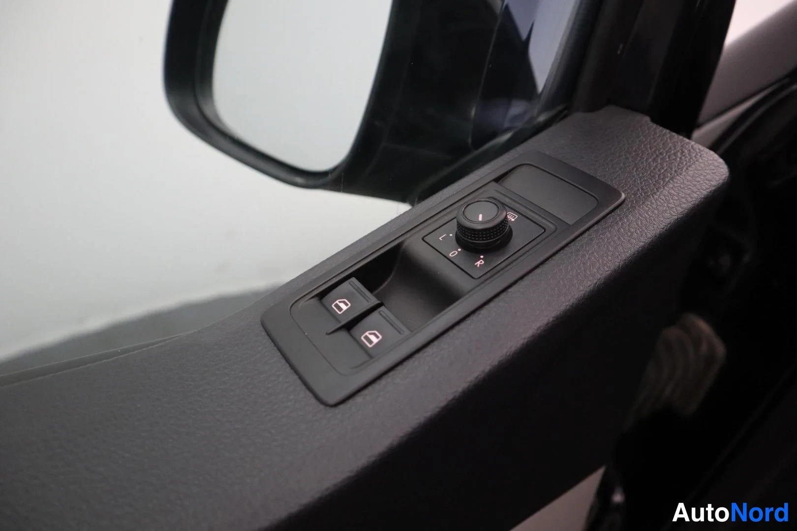Musta Volkswagen Transporter 2017, yksityiskohta, kuva 35
