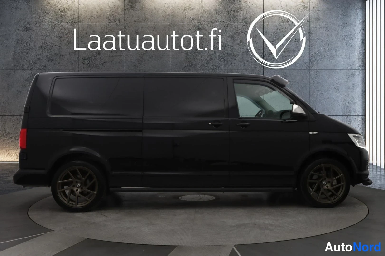 Musta Volkswagen Transporter 2017, etuviisto, keula oikealle, kuva 4