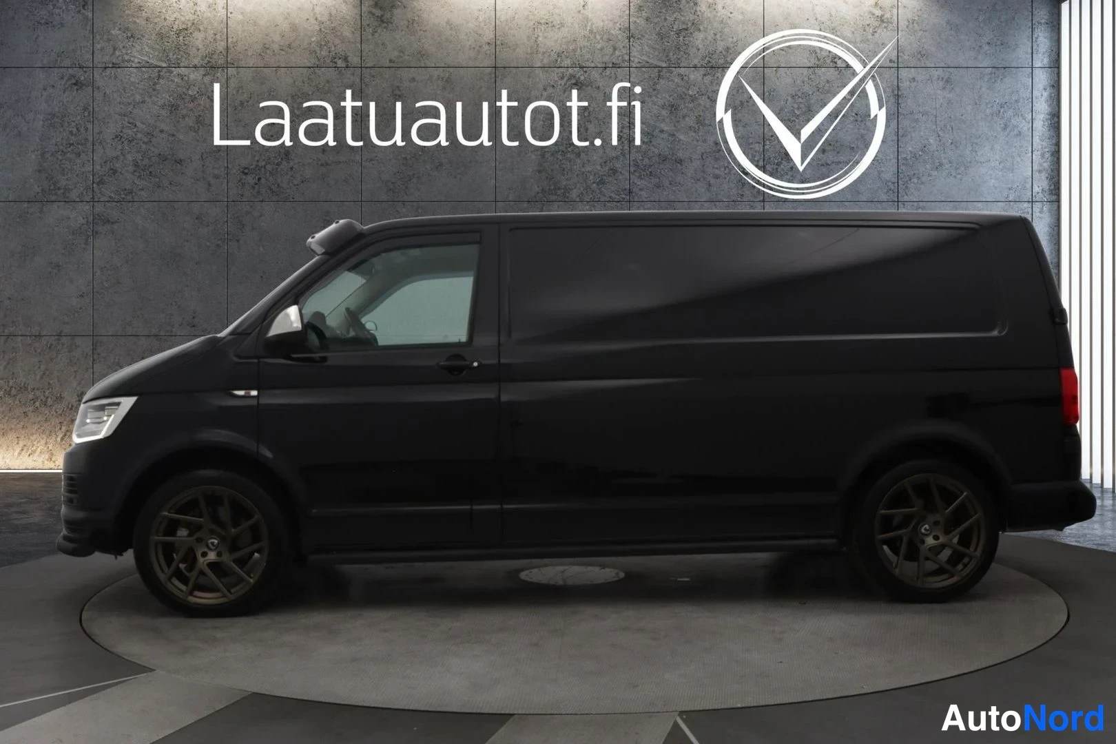 Musta Volkswagen Transporter 2017, etuviisto, keula vasemmalle, kuva 2
