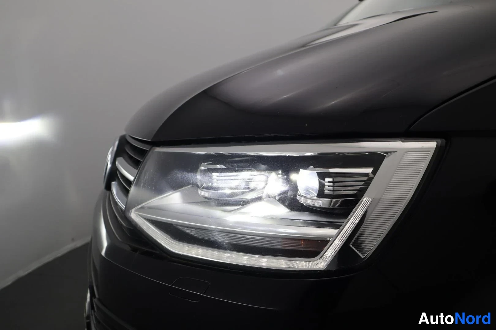 Musta Volkswagen Transporter 2017, yksityiskohta, kuva 17