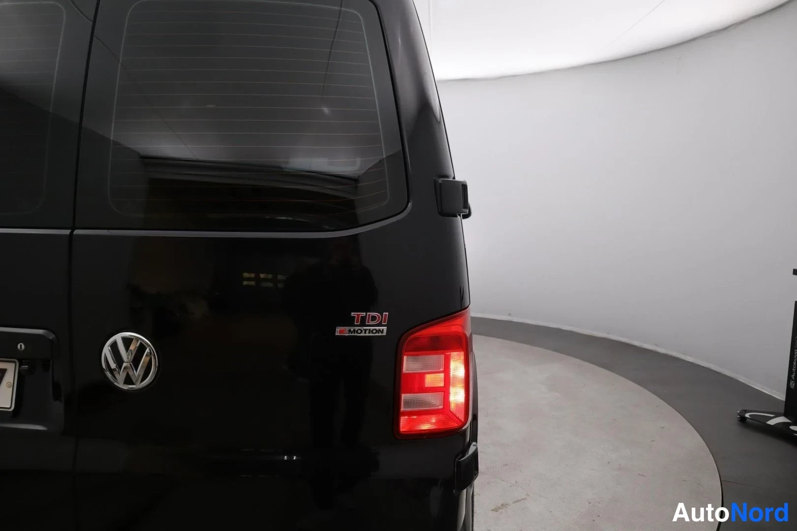 Musta Volkswagen Transporter 2017, takaa, kuva 8