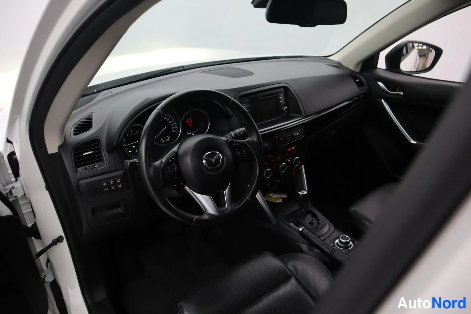 Valkoinen Mazda CX-5 2013, ohjaamo, kuva 9