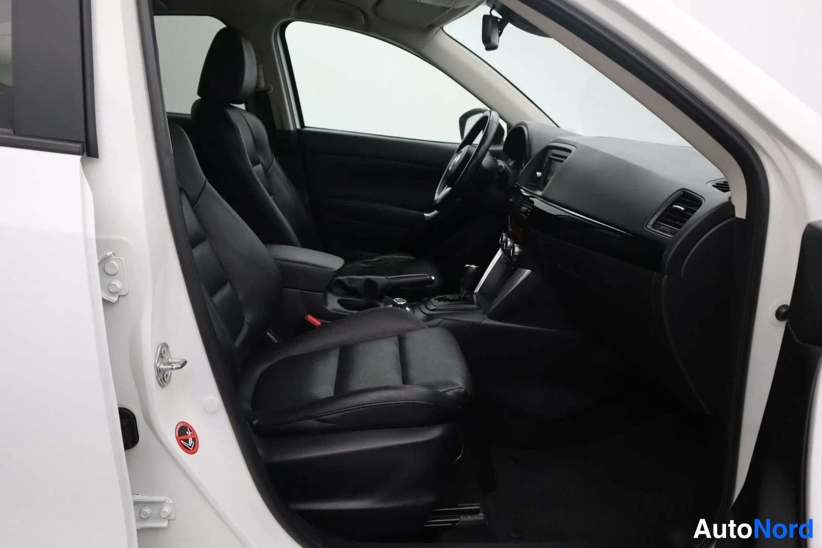 Valkoinen Mazda CX-5 2013, ohjaamo, kuva 11