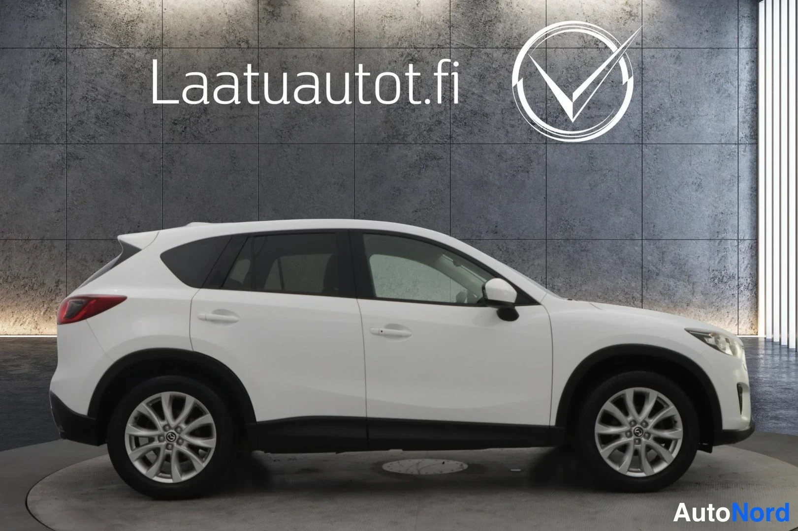 Valkoinen Mazda CX-5 2013, sivulta, kuva 3