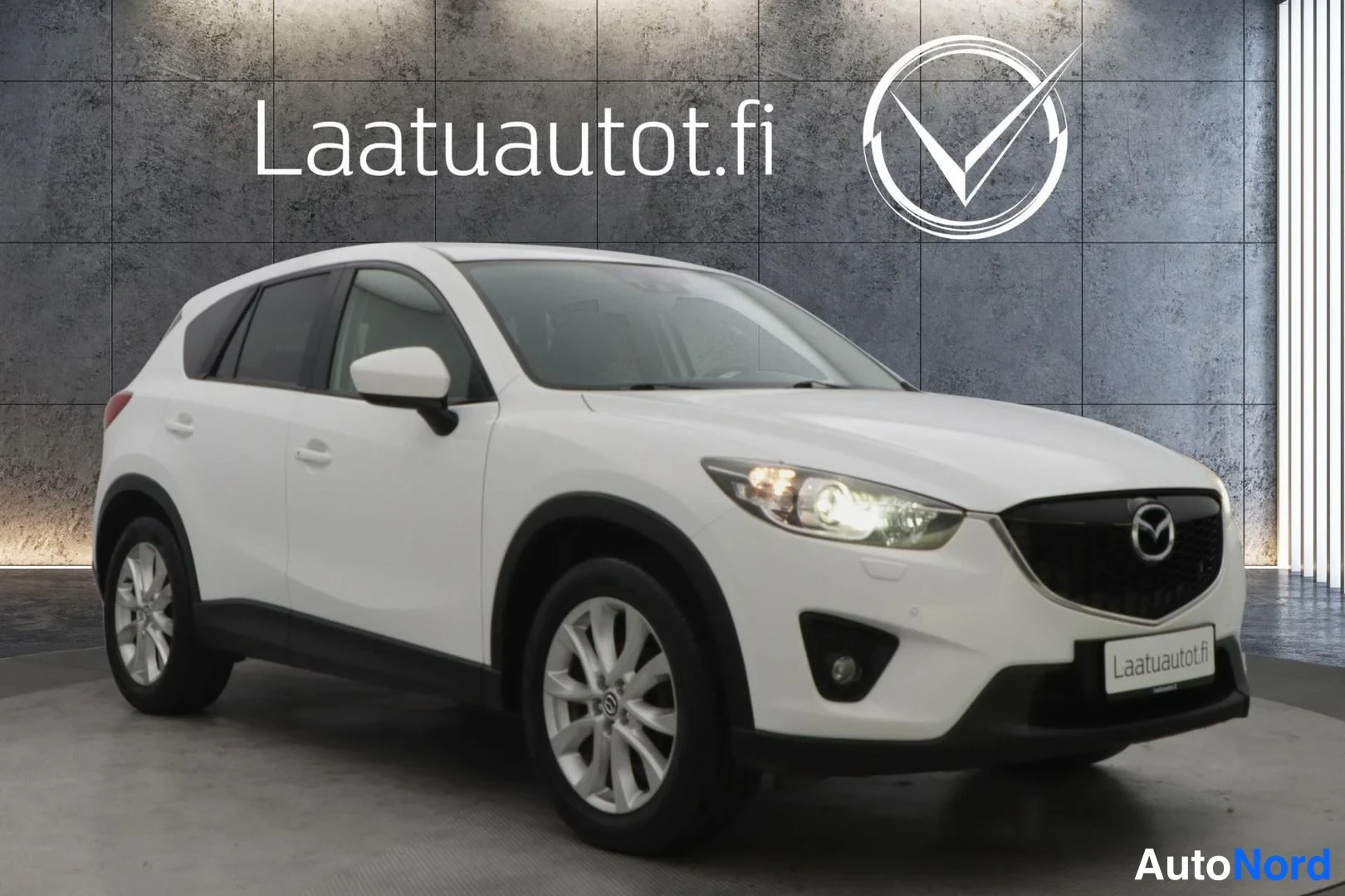 Valkoinen Mazda CX-5 2013, etuviisto, keula oikealle, kuva 2