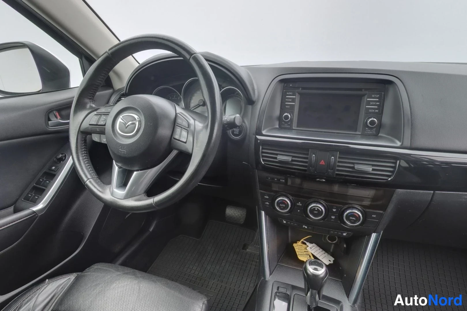 Valkoinen Mazda CX-5 2013, ohjaamo, kuva 7