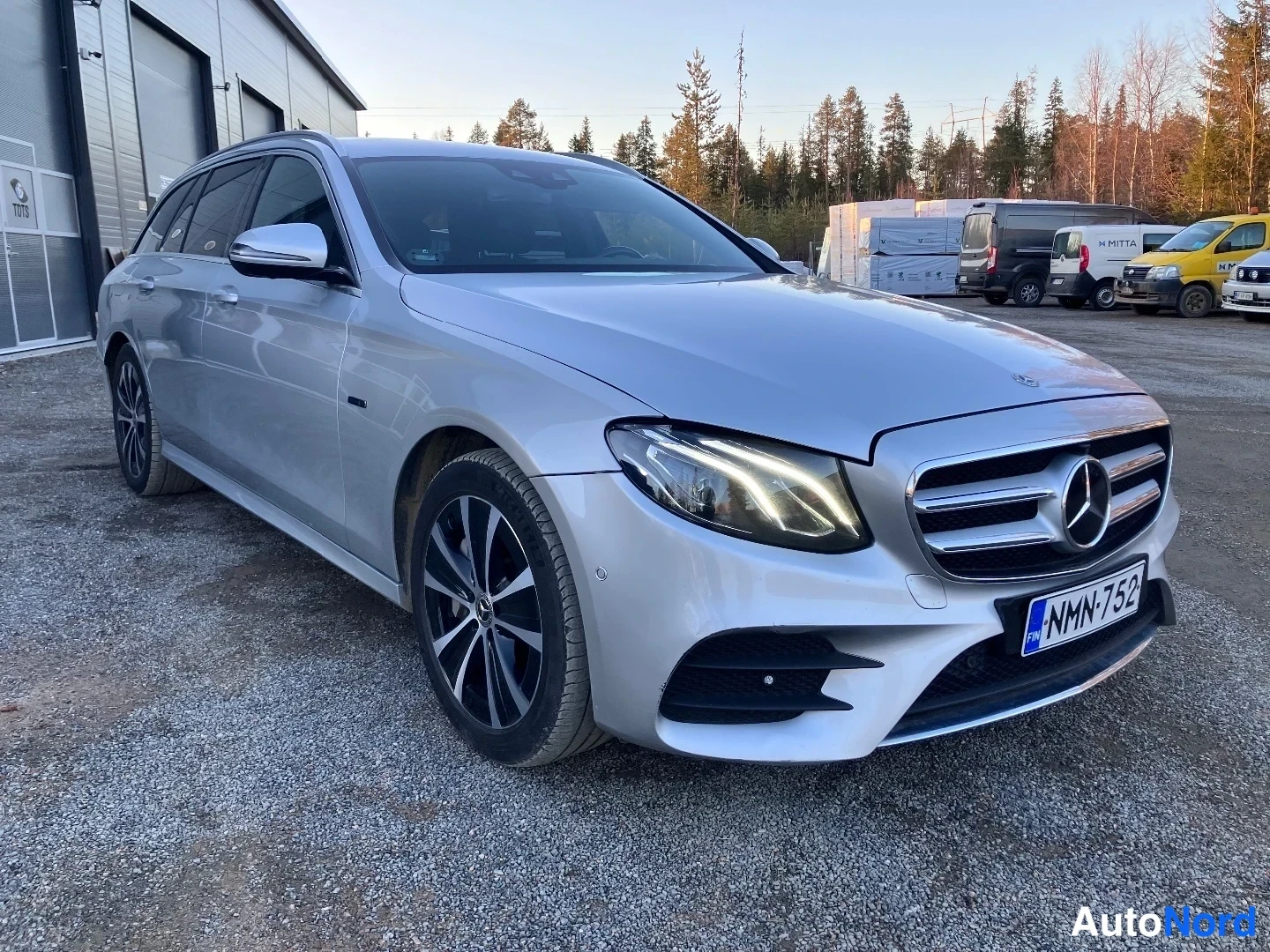 Hopea Mercedes-Benz E 300 de 2020, etuviisto, keula oikealle, kuva 2
