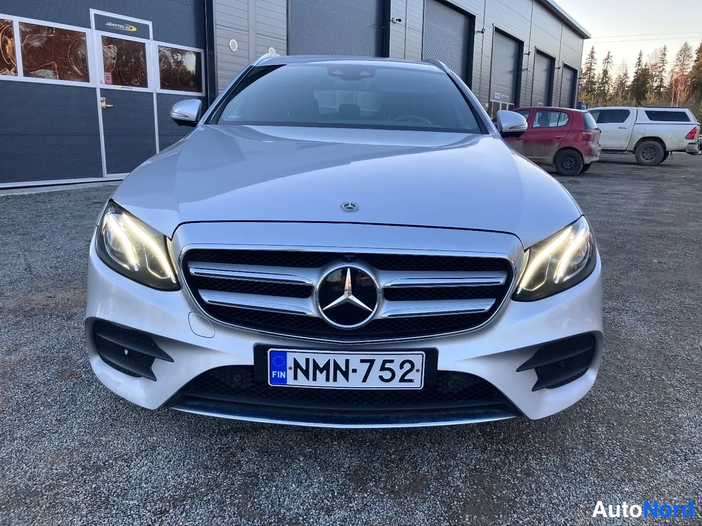 Hopea Mercedes-Benz E 300 de 2020, edestä, kuva 5