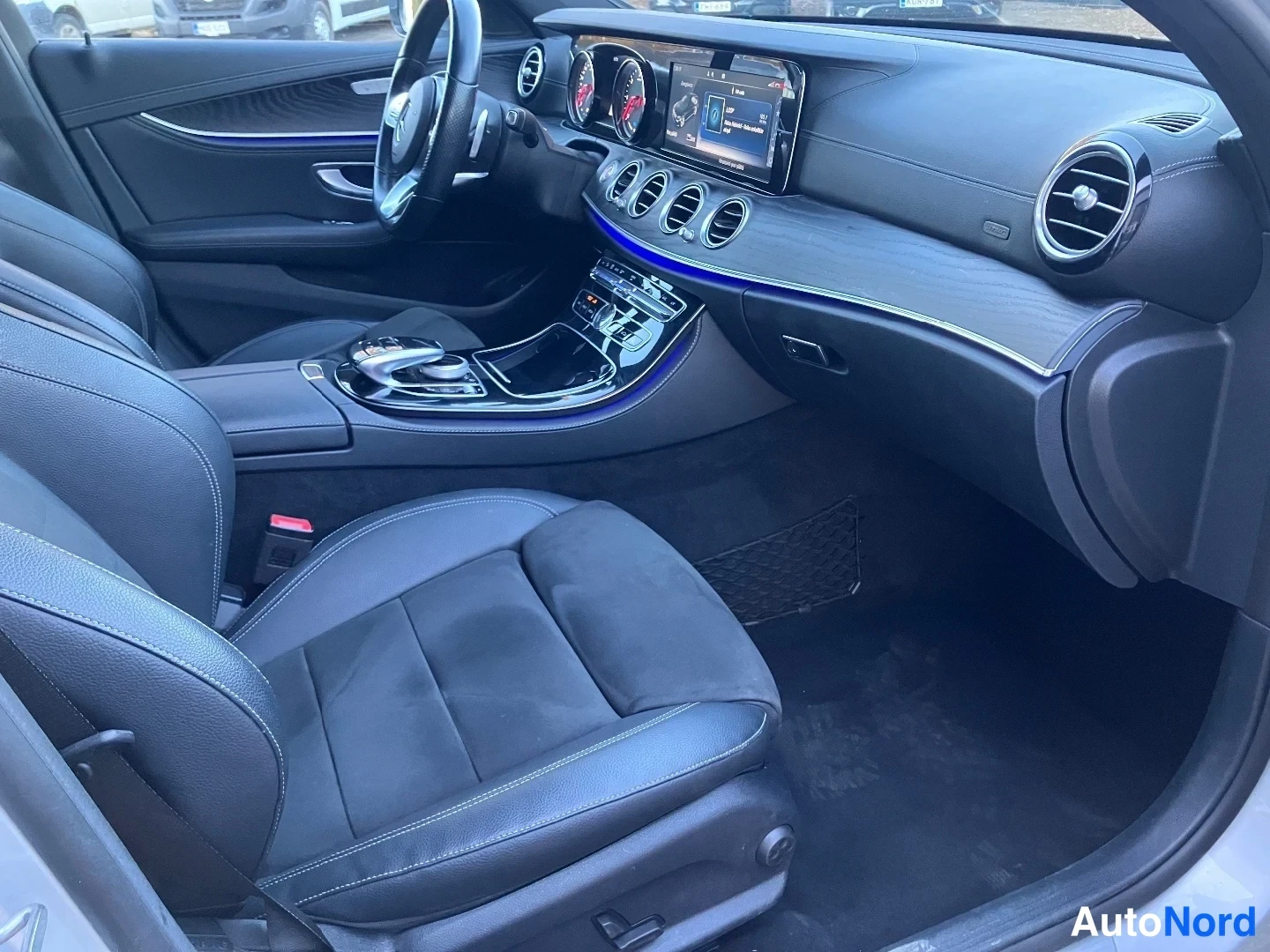 Hopea Mercedes-Benz E 300 de 2020, ohjaamo, kuva 9