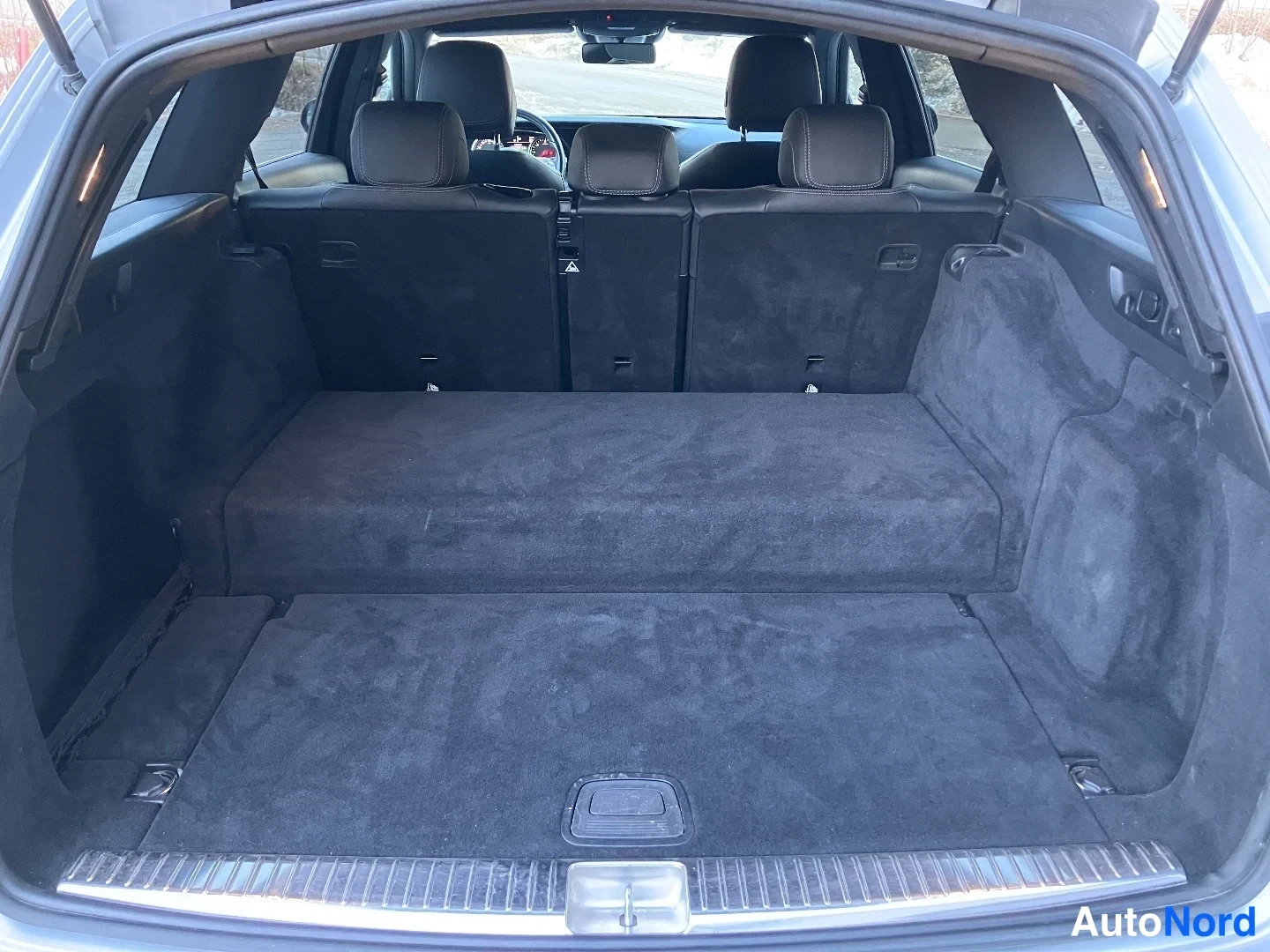 Hopea Mercedes-Benz E 300 de 2020, tavaratila, kuva 14