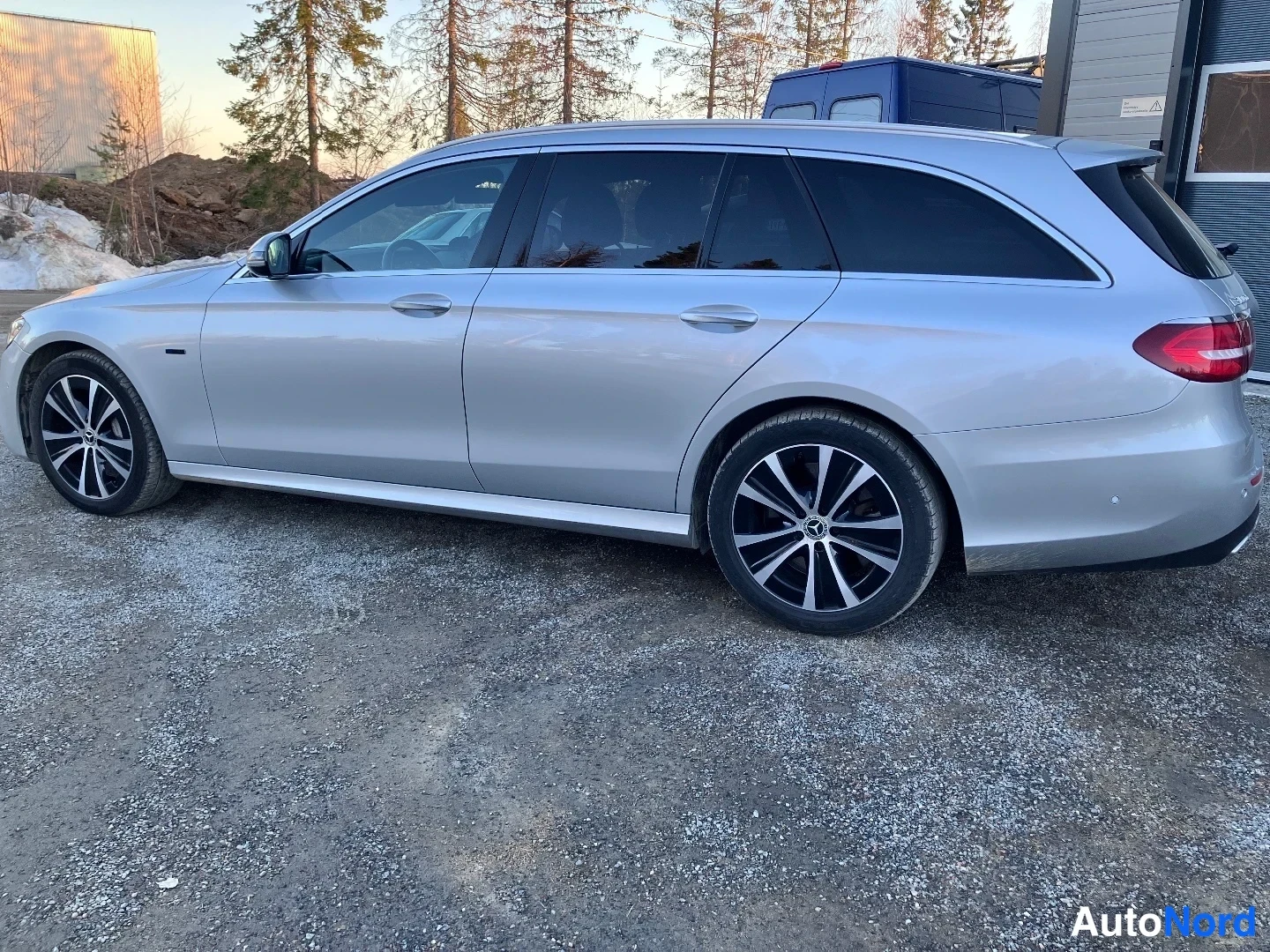 Hopea Mercedes-Benz E 300 de 2020, takaviisto, kuva 6