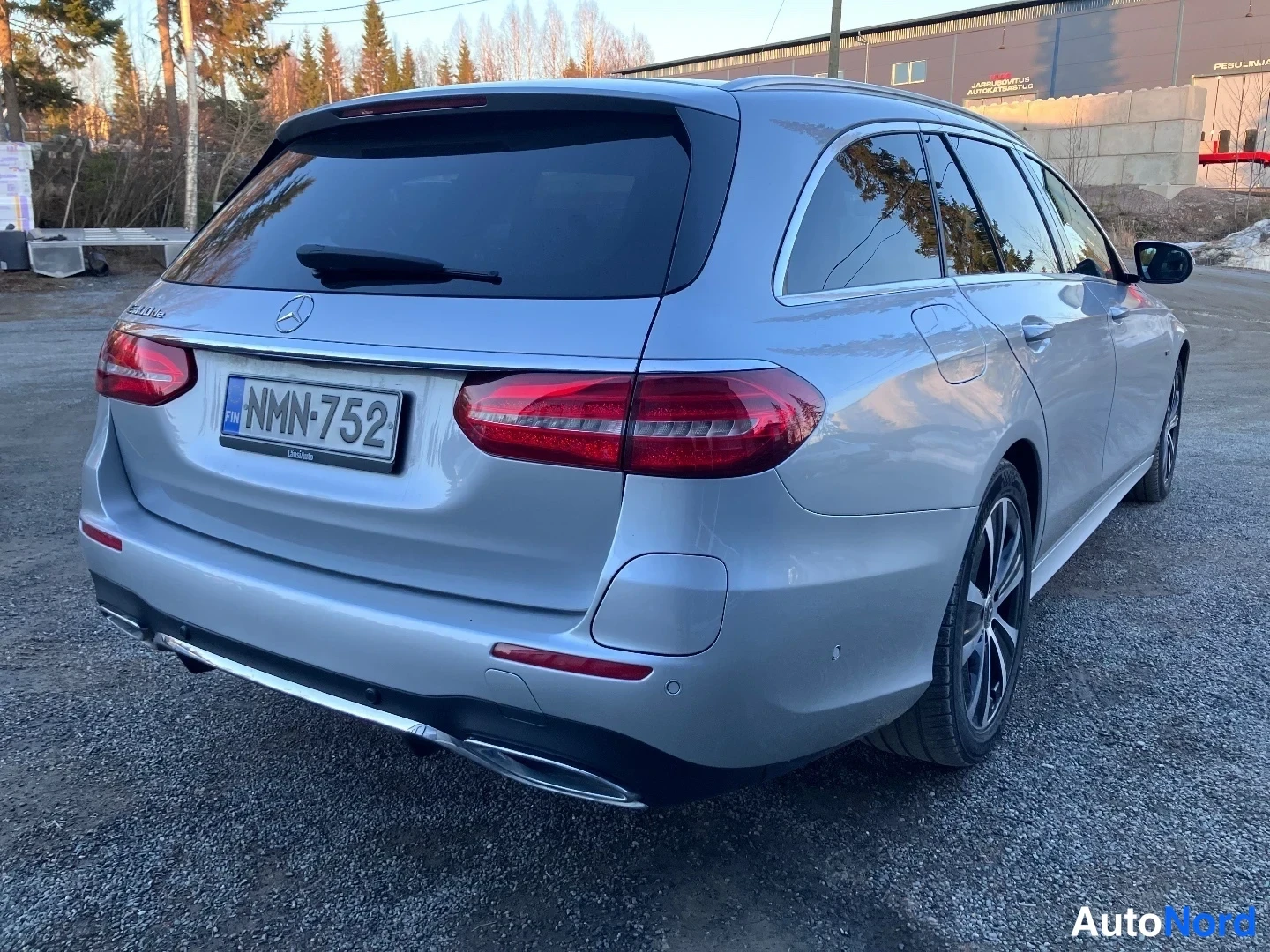 Hopea Mercedes-Benz E 300 de 2020, takaviisto, kuva 8
