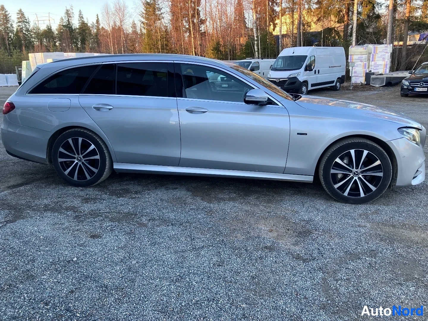 Hopea Mercedes-Benz E 300 de 2020, etuviisto, keula oikealle, kuva 3