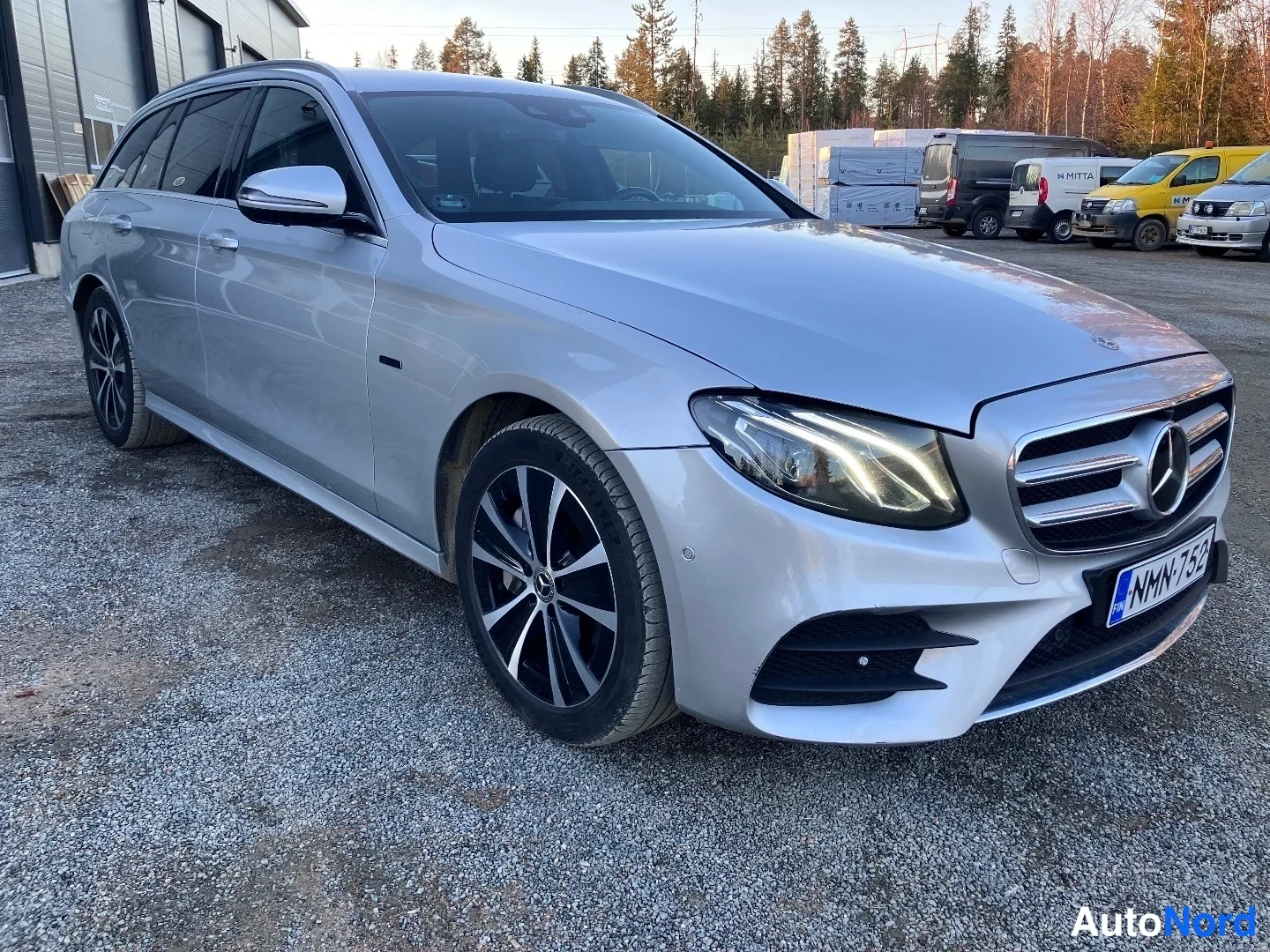 Hopea Mercedes-Benz E 300 de 2020, etuviisto, keula oikealle, kuva 4