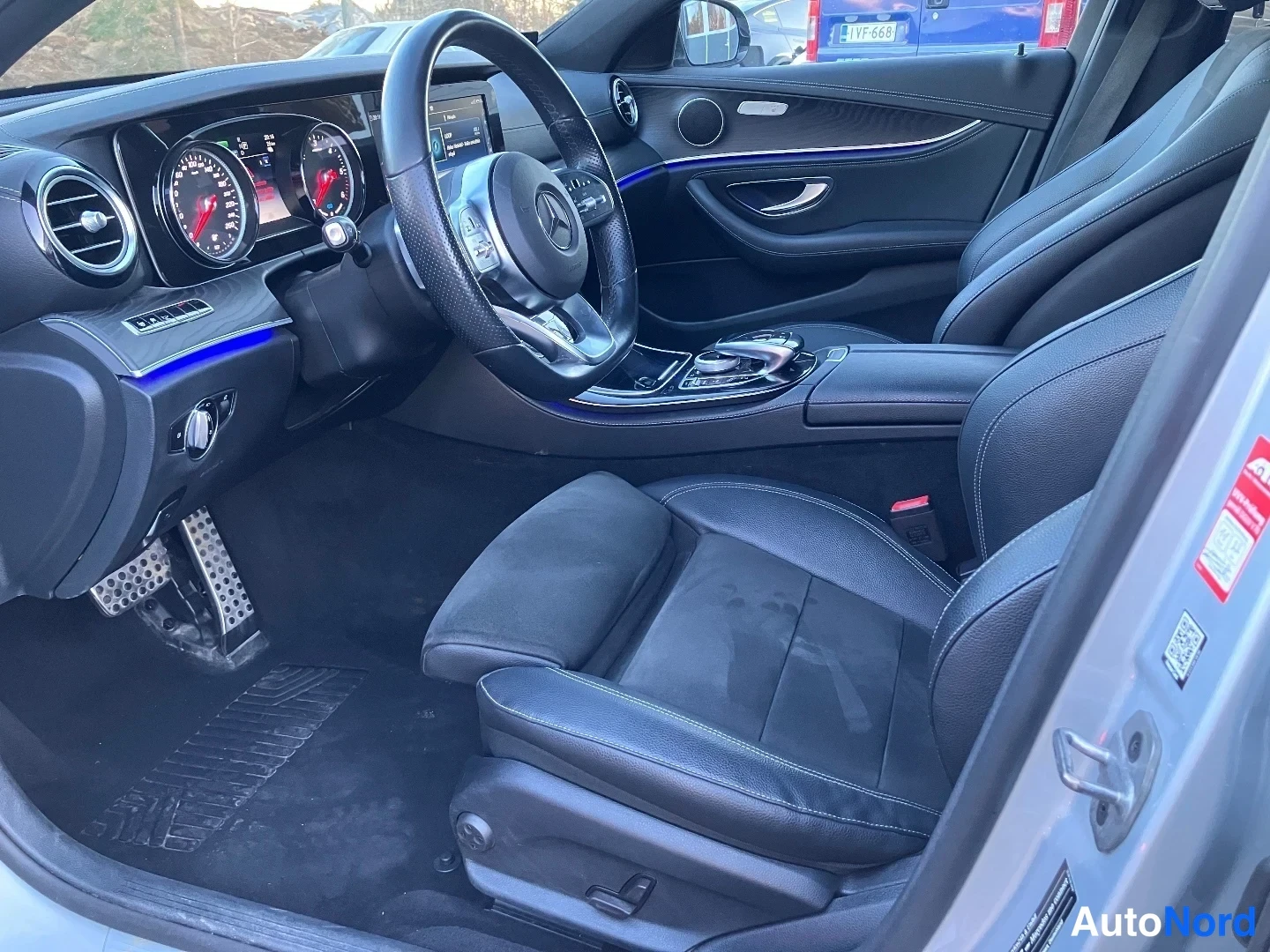 Hopea Mercedes-Benz E 300 de 2020, ohjaamo, kuva 10
