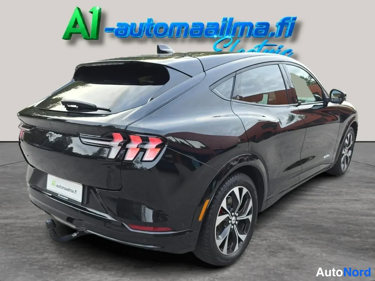Musta Ford Mustang Mach-E 2021, takaviisto, kuva 5