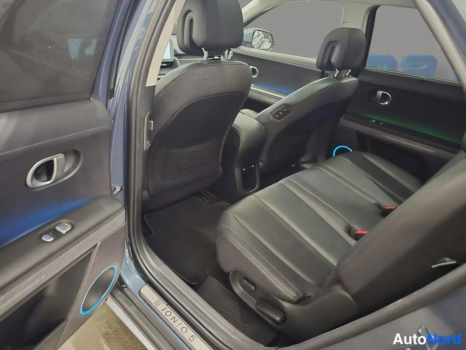 Sininen Hyundai Ioniq 5 2022, takaistuimet, kuva 11