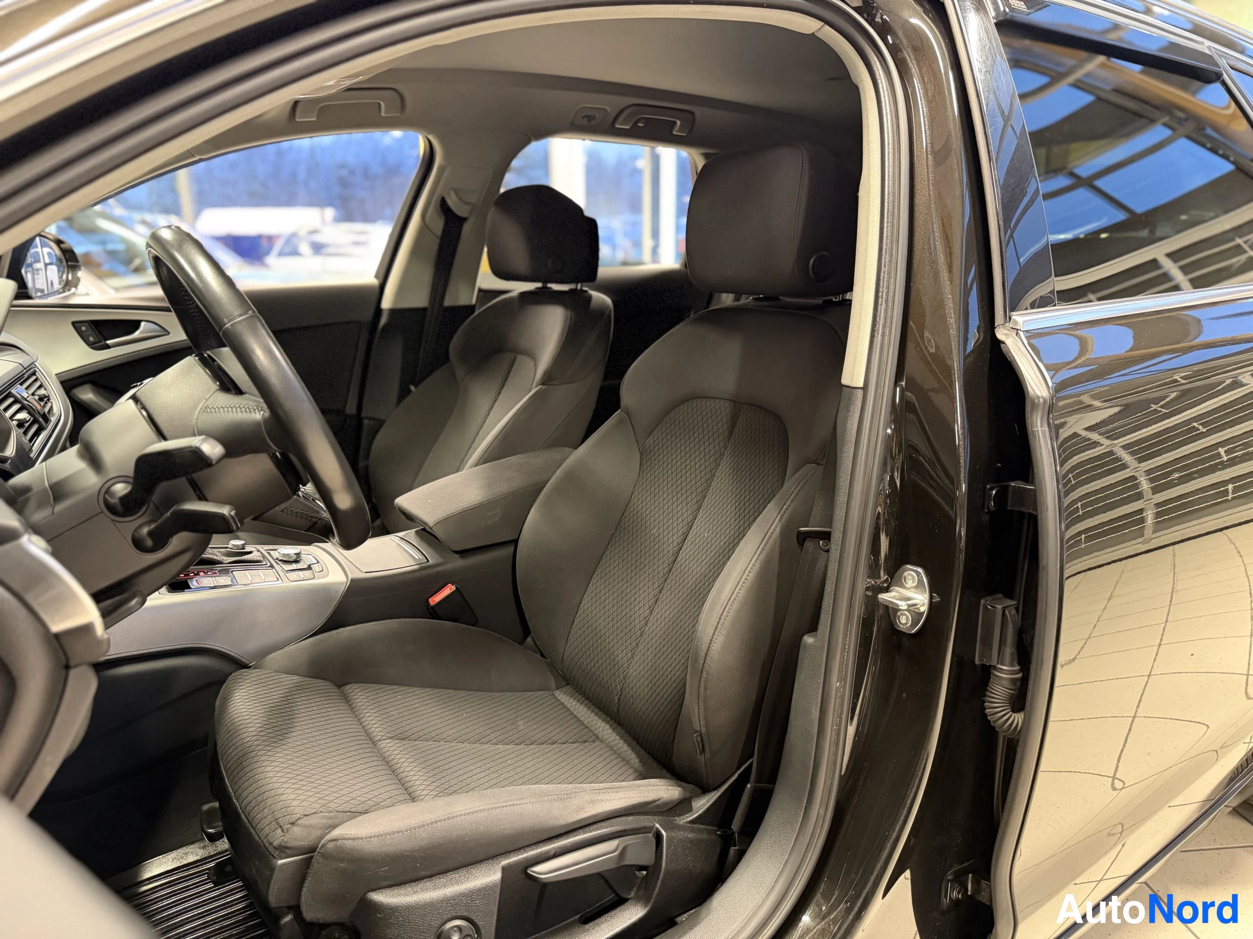Musta Audi A6 Avant 2014, etuistuimet, kuva 20