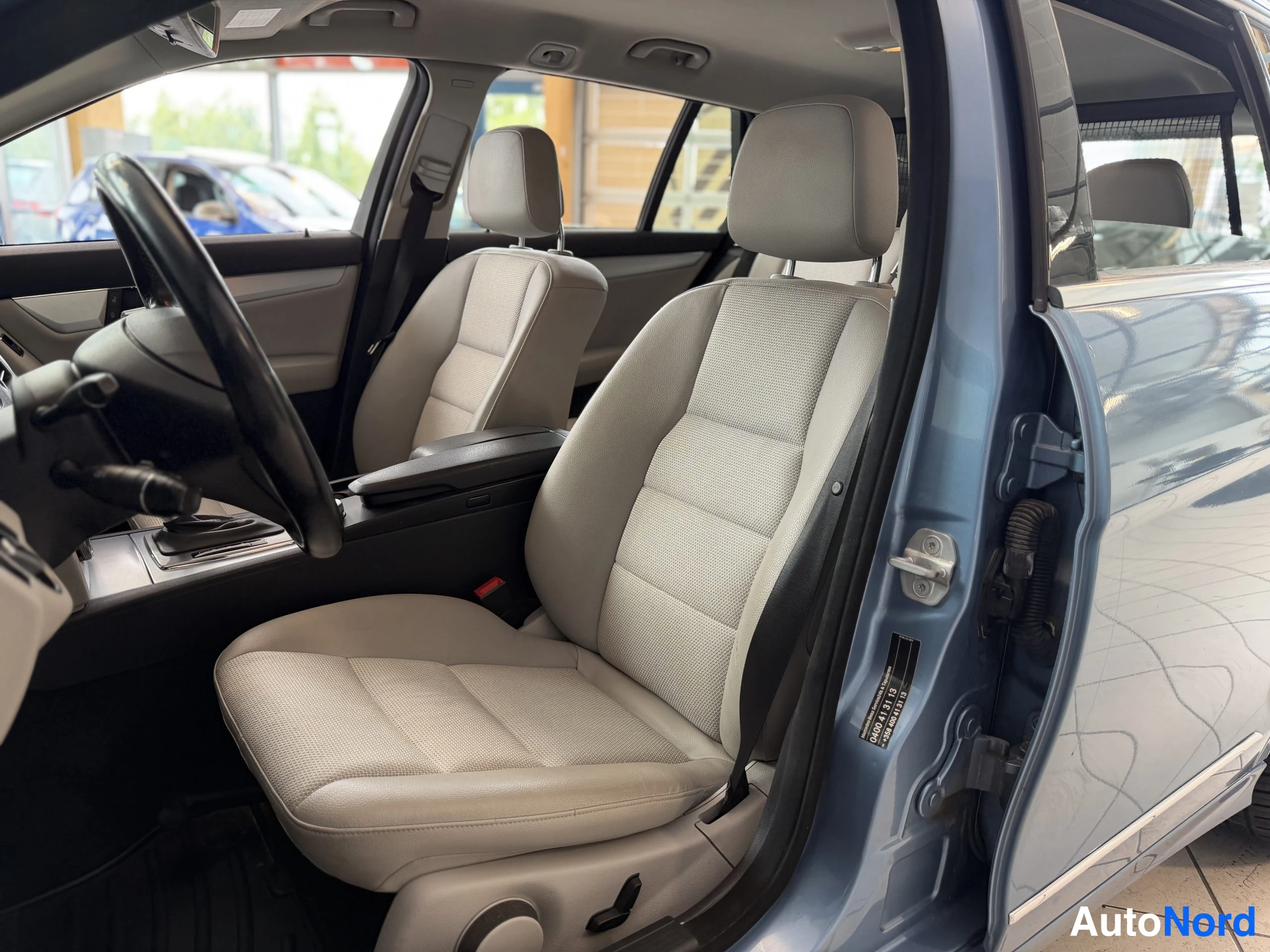 Sininen Mercedes-Benz C 250 CDI 4MATIC 2010, ohjaamo, kuva 13