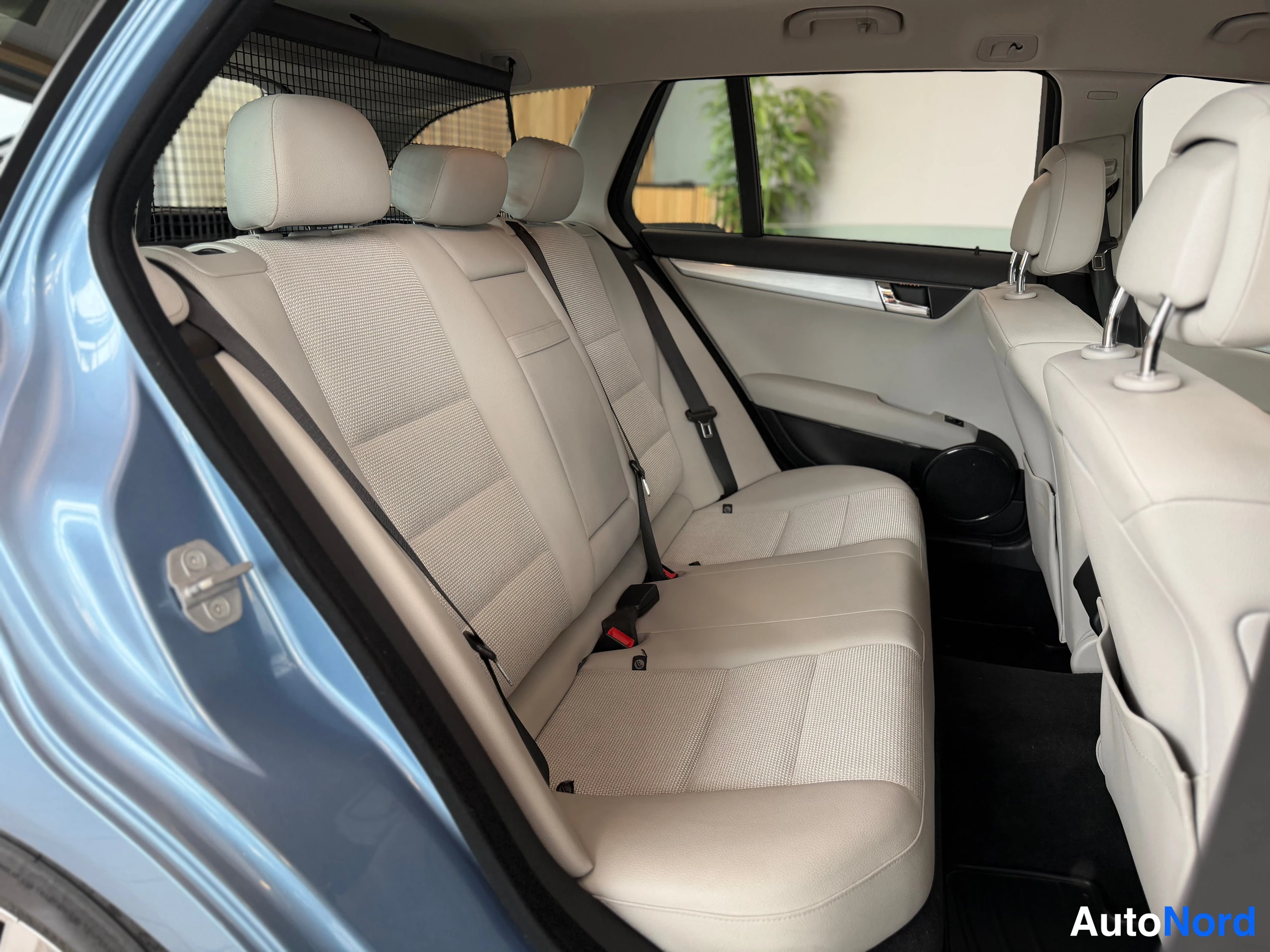 Sininen Mercedes-Benz C 250 CDI 4MATIC 2010, takaistuimet, kuva 25