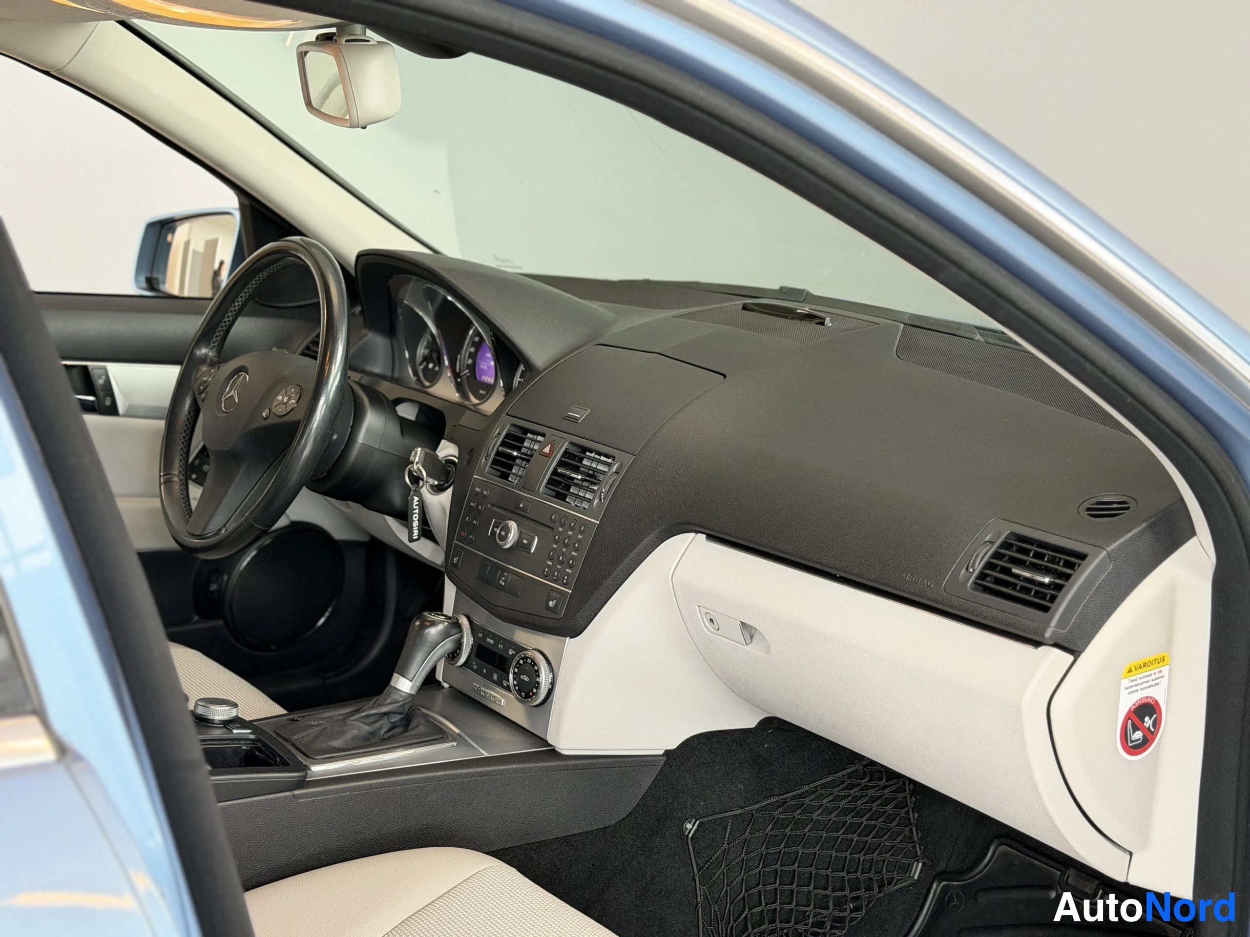 Sininen Mercedes-Benz C 250 CDI 4MATIC 2010, ohjaamo, kuva 15