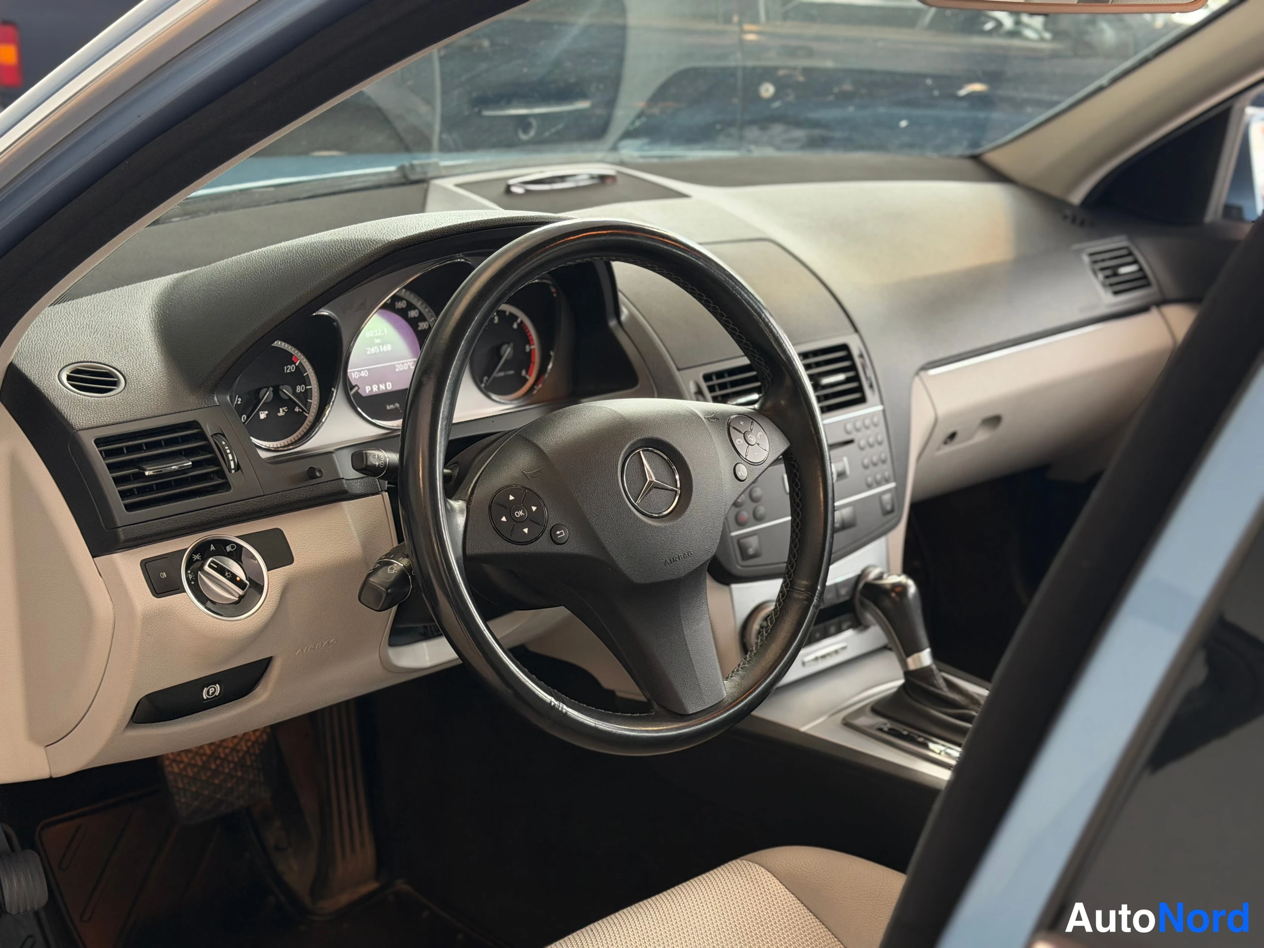 Sininen Mercedes-Benz C 250 CDI 4MATIC 2010, ohjaamo, kuva 16