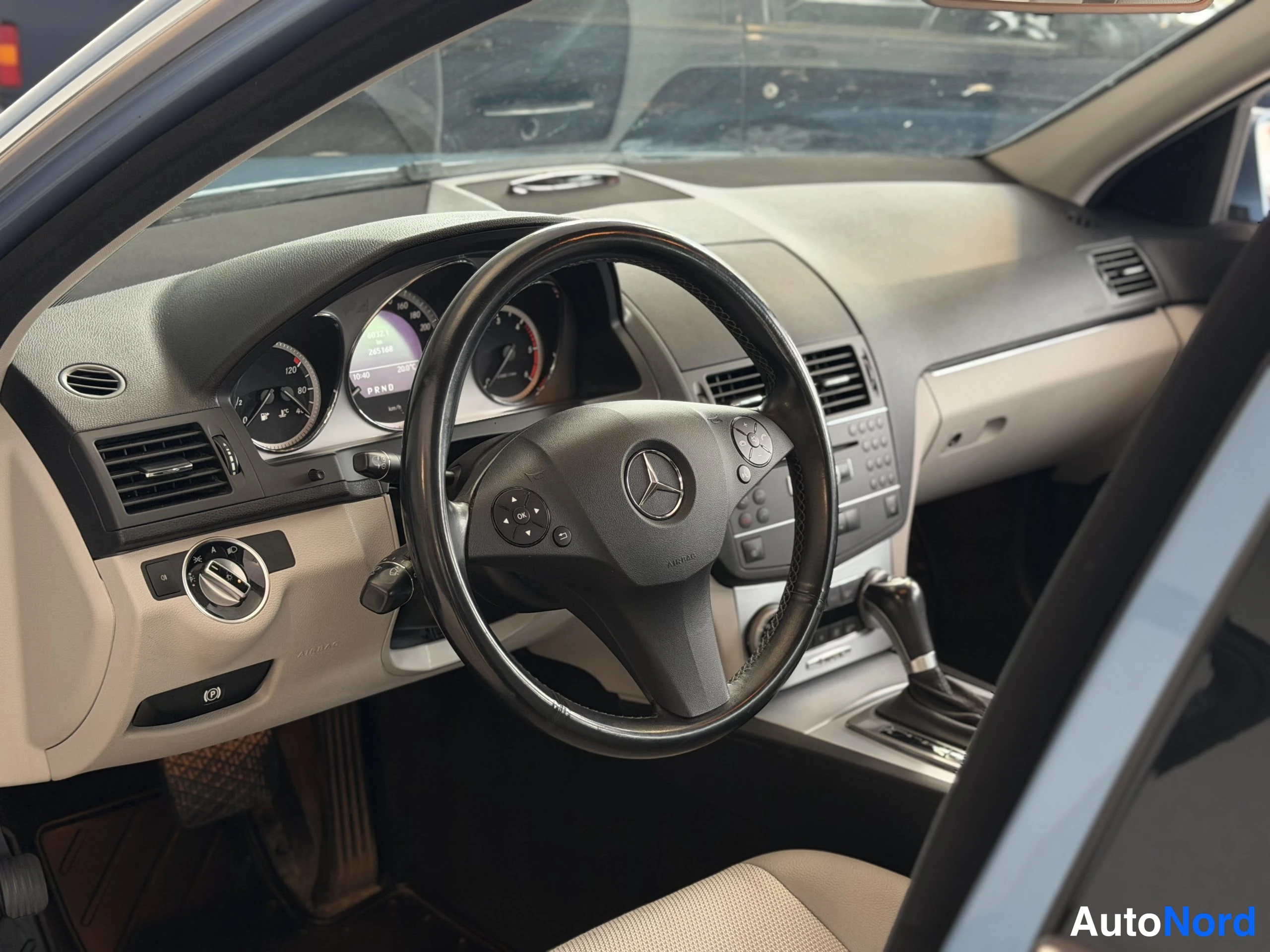 Sininen Mercedes-Benz C 250 CDI 4MATIC 2010, ohjaamo, kuva 17