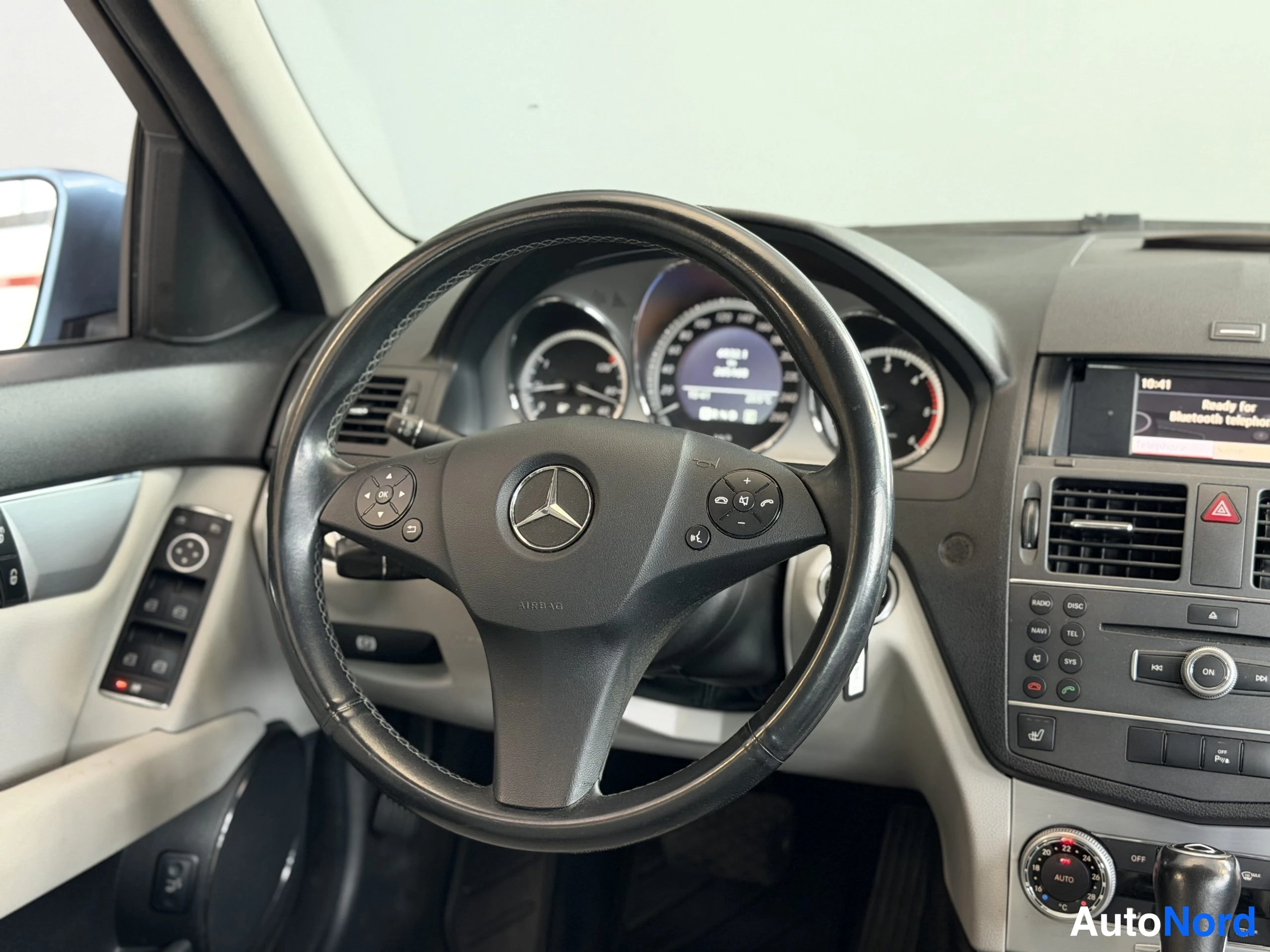 Sininen Mercedes-Benz C 250 CDI 4MATIC 2010, ohjaamo, kuva 21