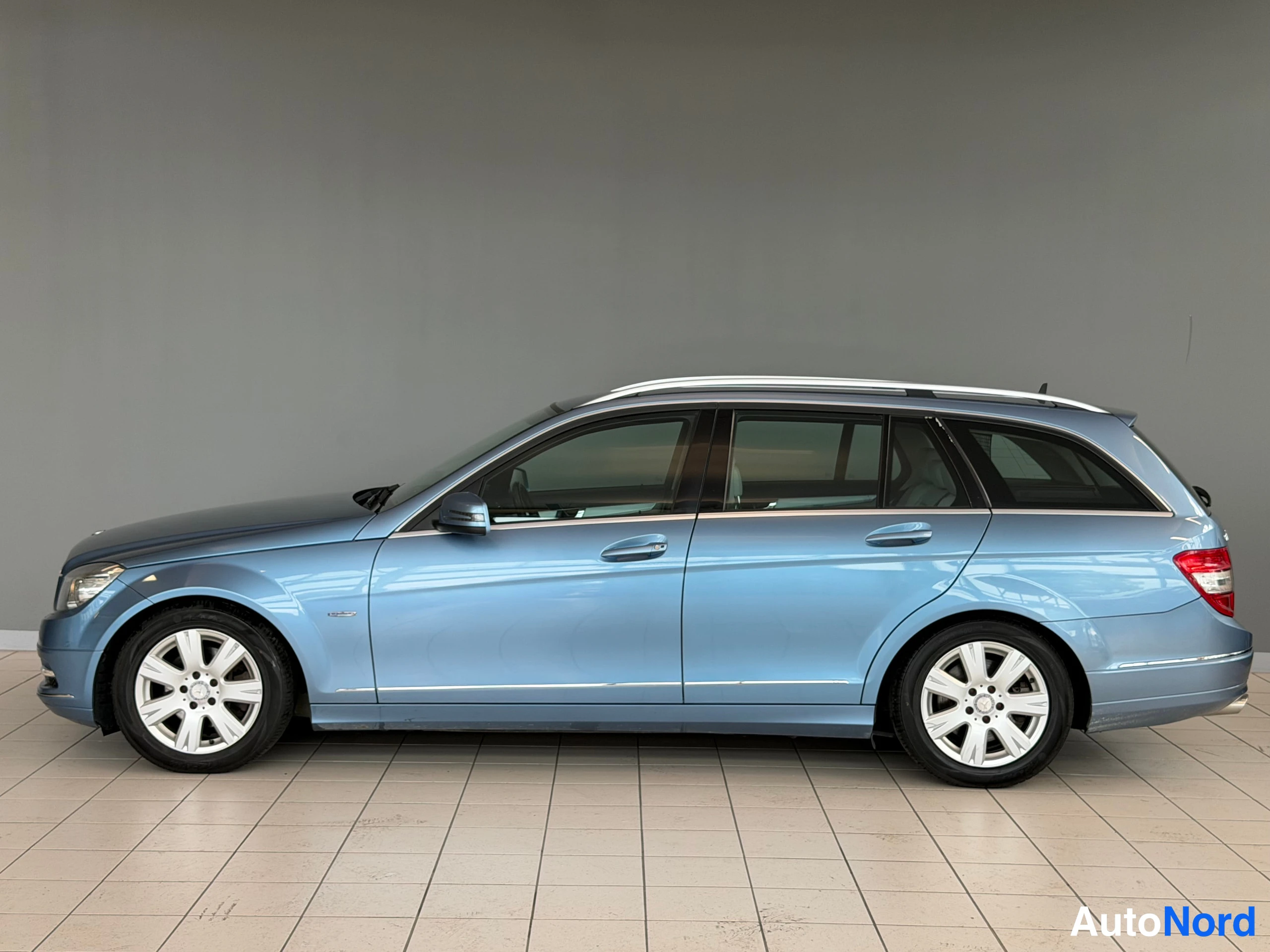Sininen Mercedes-Benz C 250 CDI 4MATIC 2010, sivulta, kuva 7