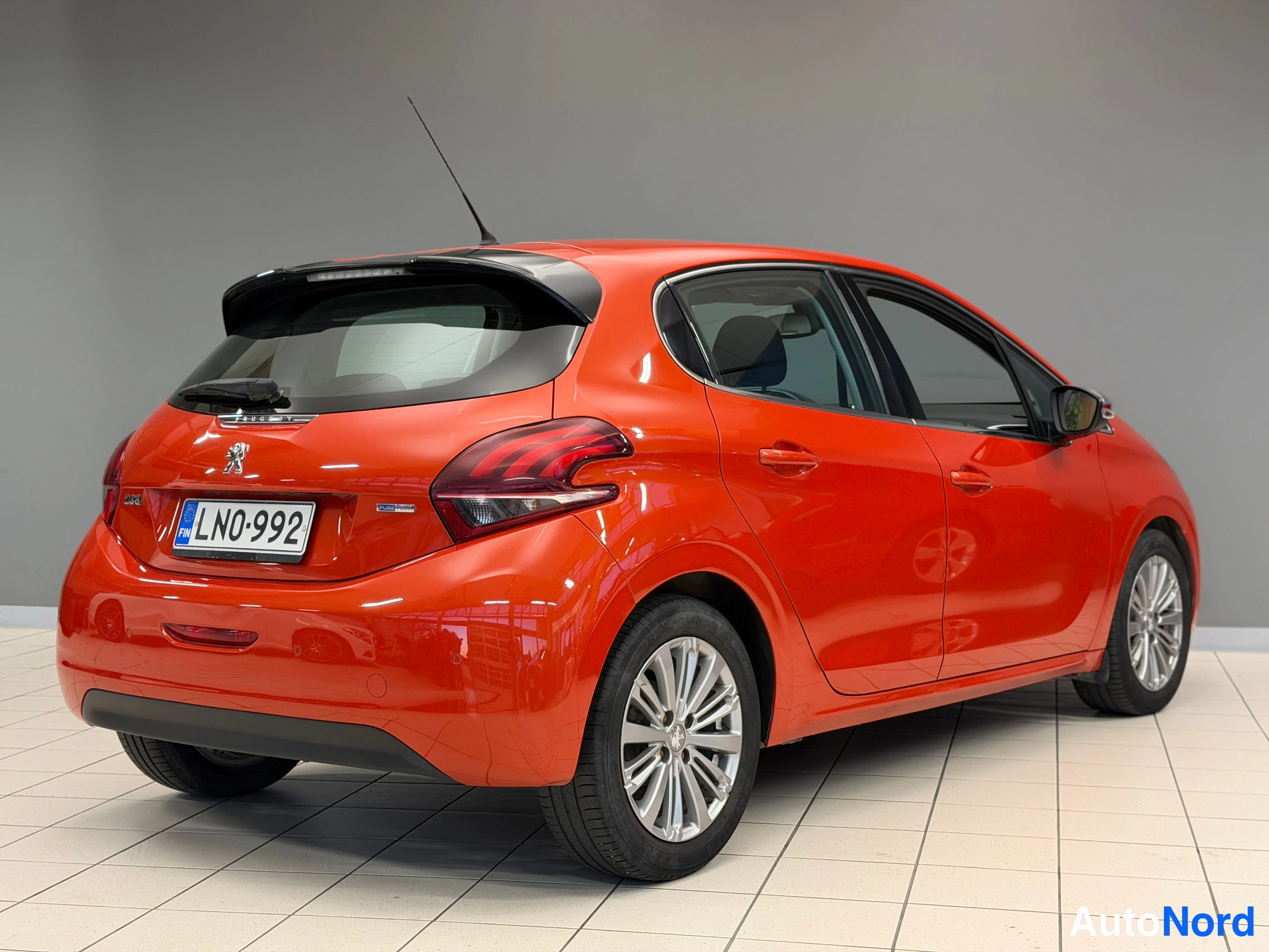 Oranssi Peugeot 208 2016, kuva 11